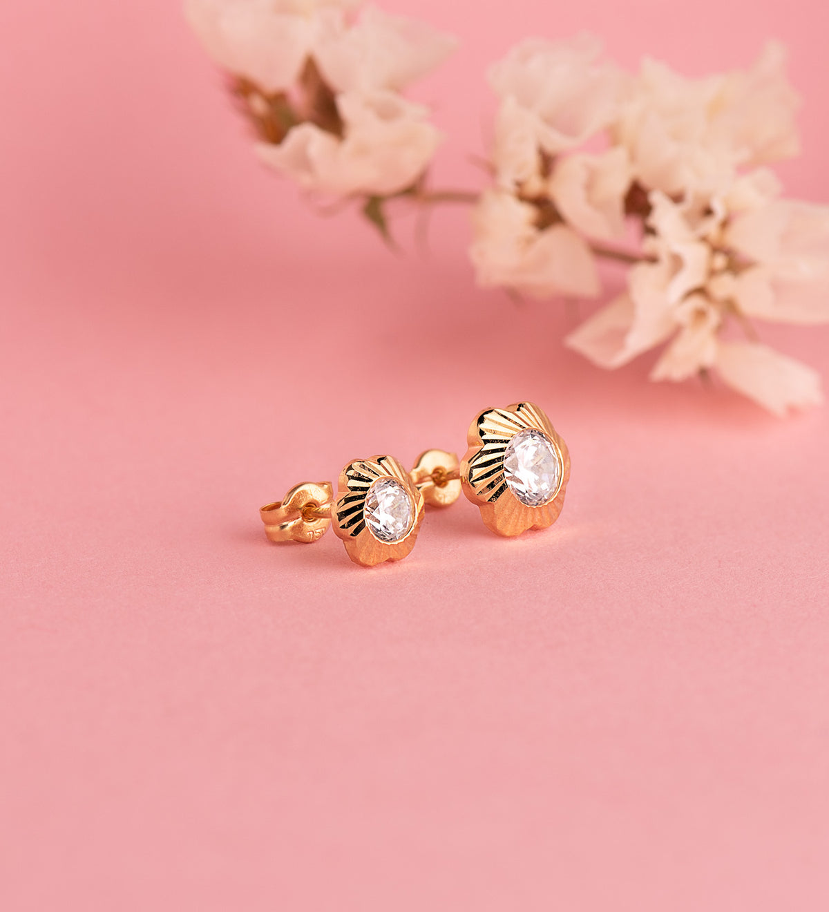 Pendientes Chaton Flor Orla Tallada Circonita. Medida: 9 mm de oro amarillo 18K
