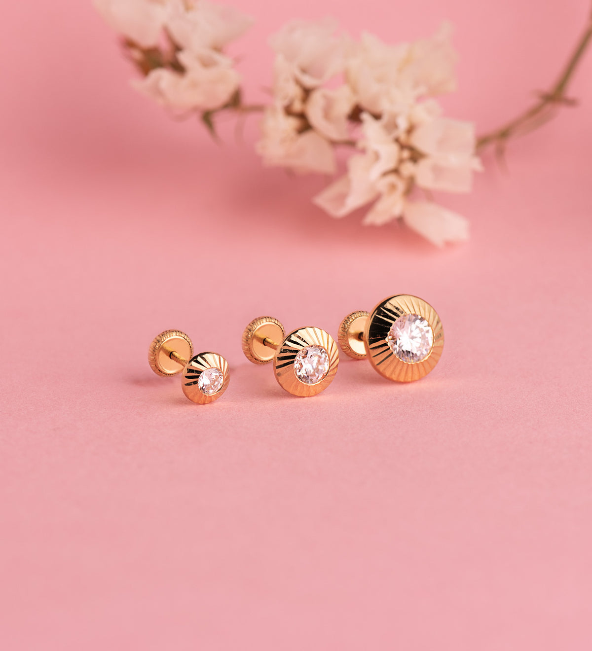 Pendientes Chaton Redondos Orla Tallada Circonita. Medida: 7 mm Cierr Tuerca de oro amarillo 18K