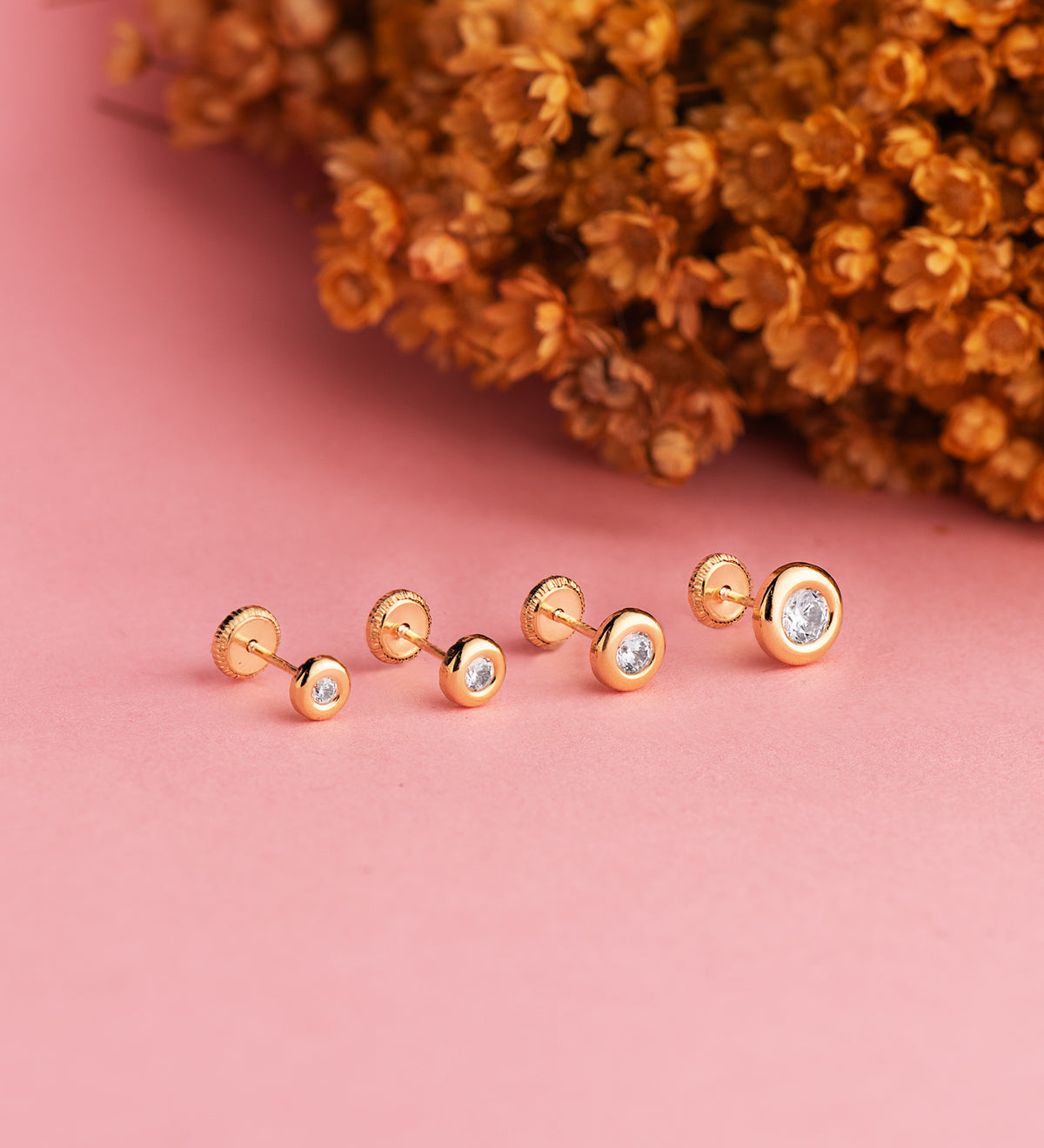 Pendientes Chaton con Circonita. Medida: 4 mm. Cierre Tuerca de oro amarillo 18K