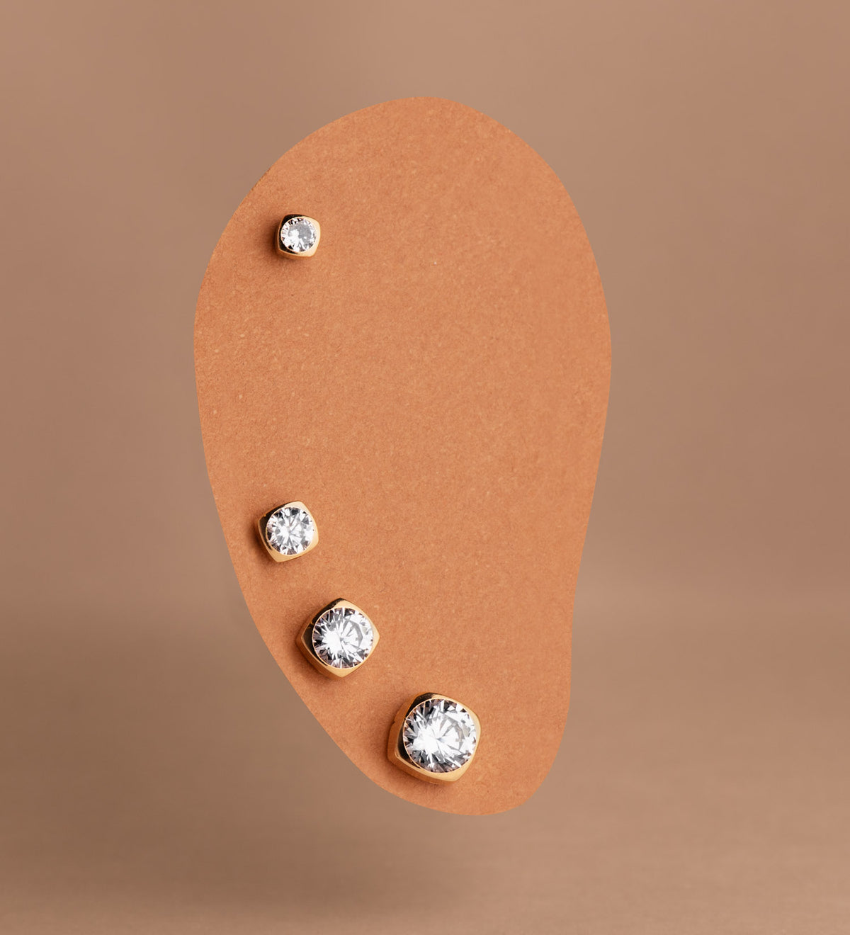 Pendientes Chaton Cuadrados con Circonita. Medida: 5 x 5 mm. de oro amarillo 18K