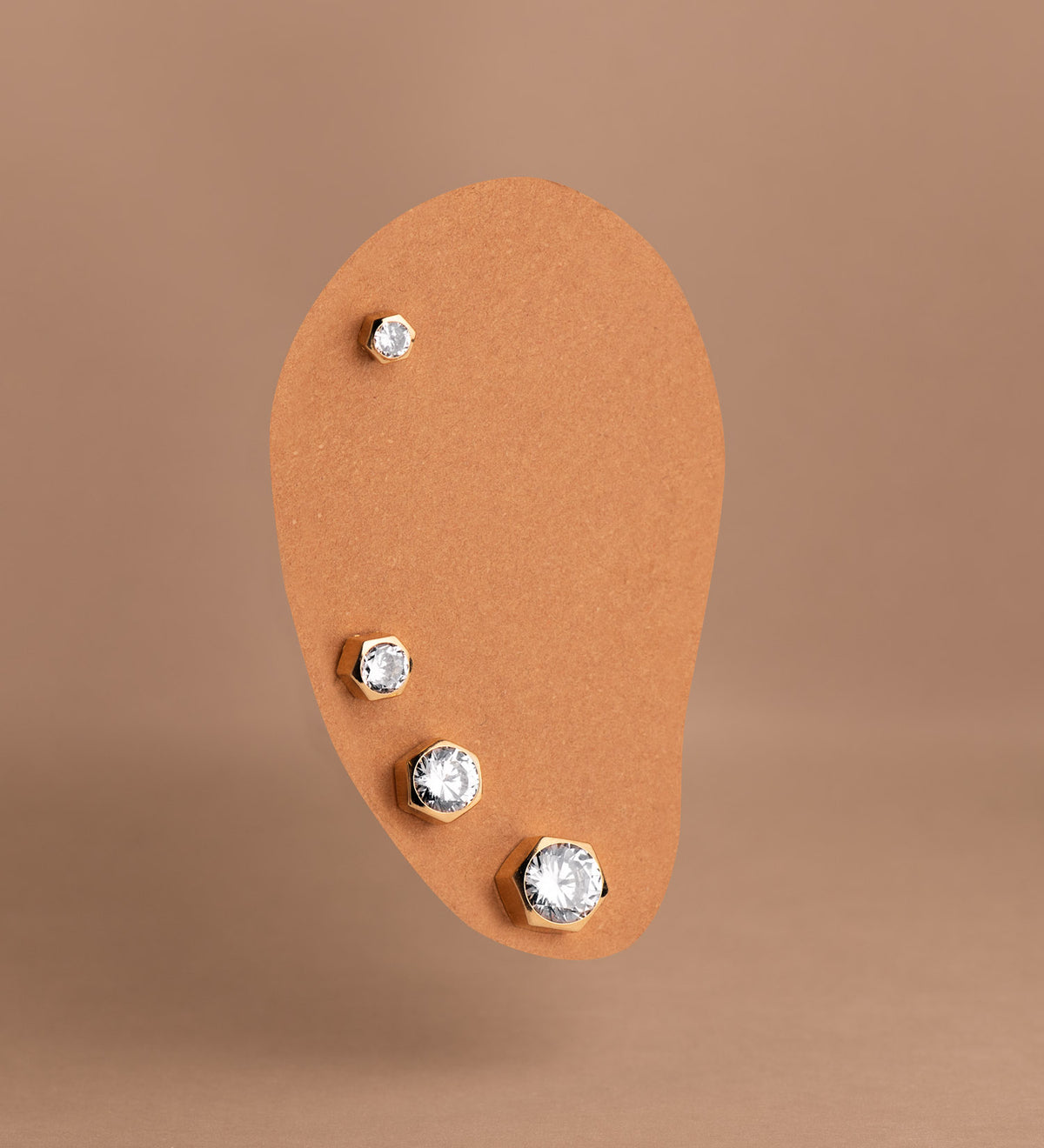 Pendientes Chaton Hexagono con Circonita. Medida: 6 x 5,5 mm. de oro amarillo 18K
