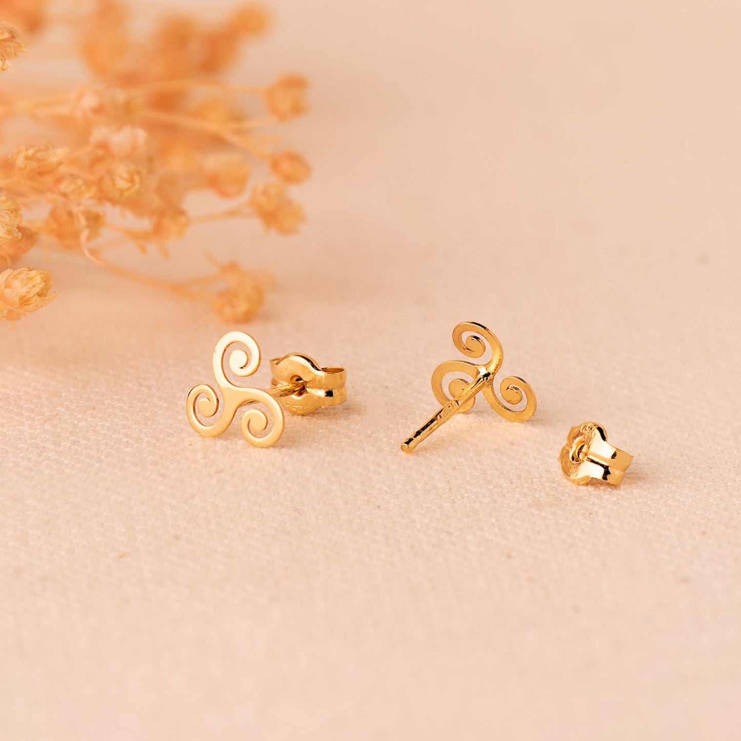 18K PENDIENTES ORO AMARILLO TRISQUEL BRILLO 7 X 7 MM. CIERRE PRESION