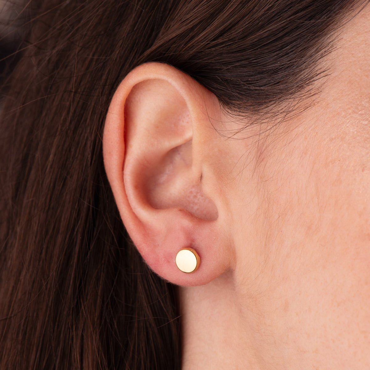 Pendientes Redondos Brillo 6,5 mm. Cierre Tuerca de oro amarillo 18K