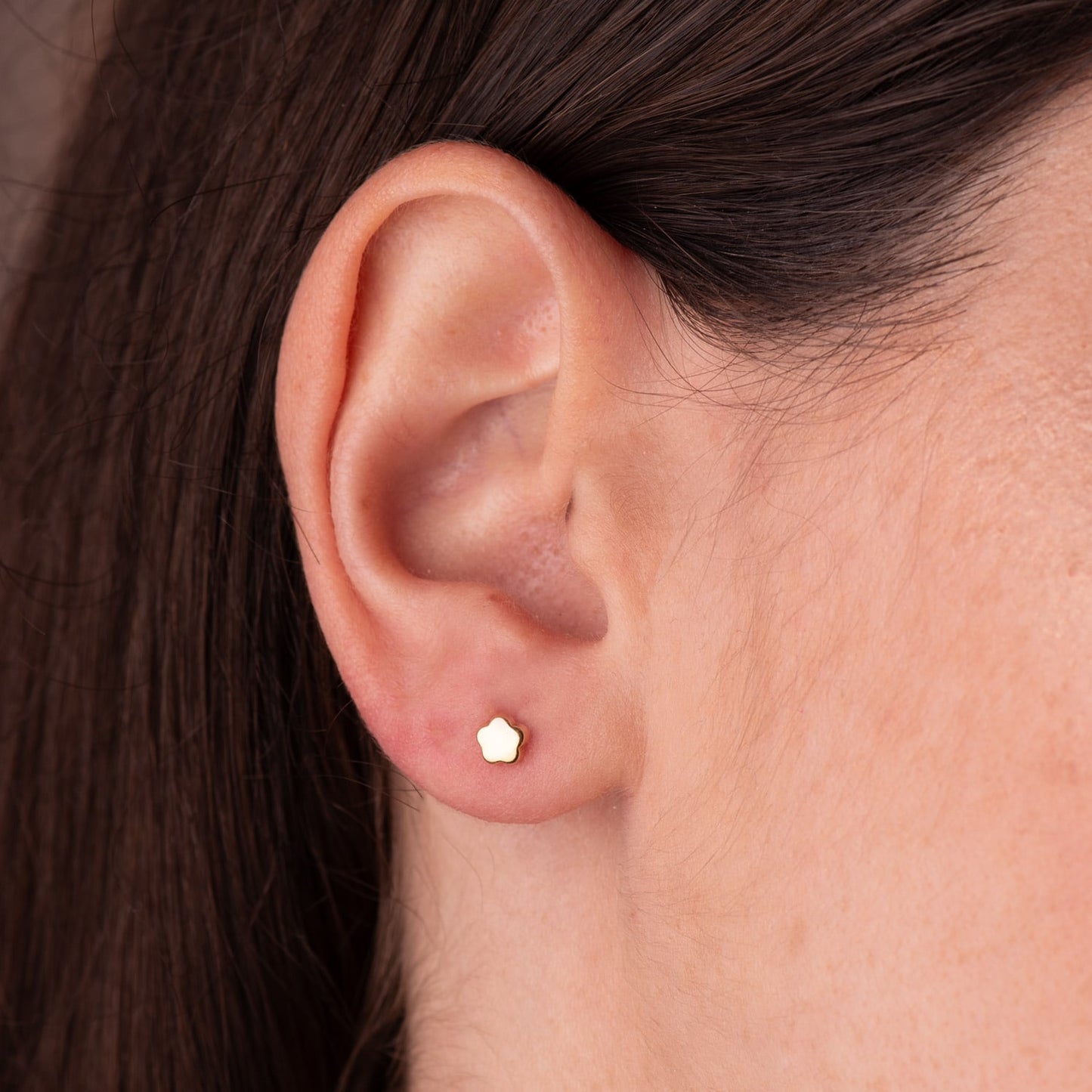 18K PENDIENTES ORO AMARILLO FLOR LISA BRILLO. 4,5 X 4,5 MM. CIERRE TUERCA