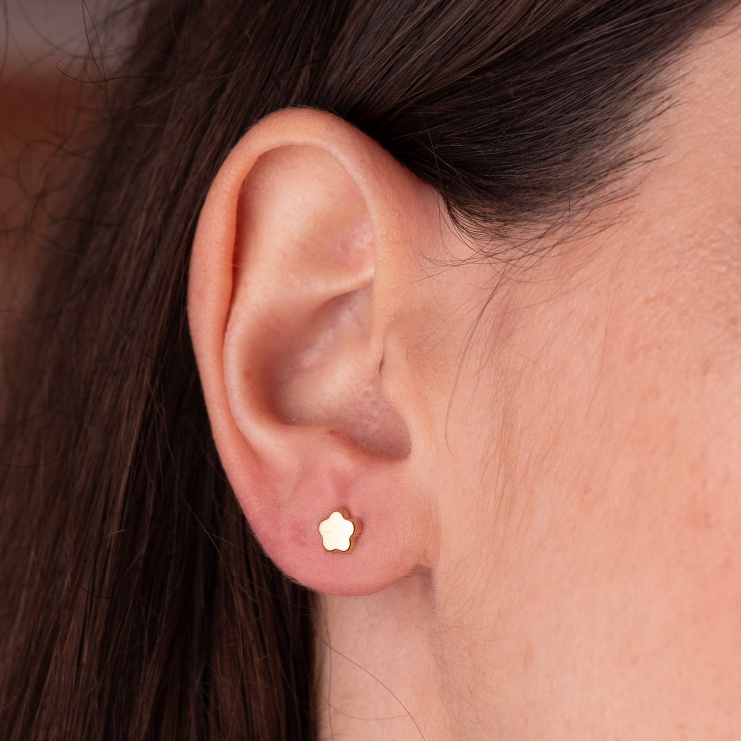 18K PENDIENTES ORO AMARILLO FLOR LISA BRILLO. 5,5 X 5,5 MM. CIERRE TUERCA