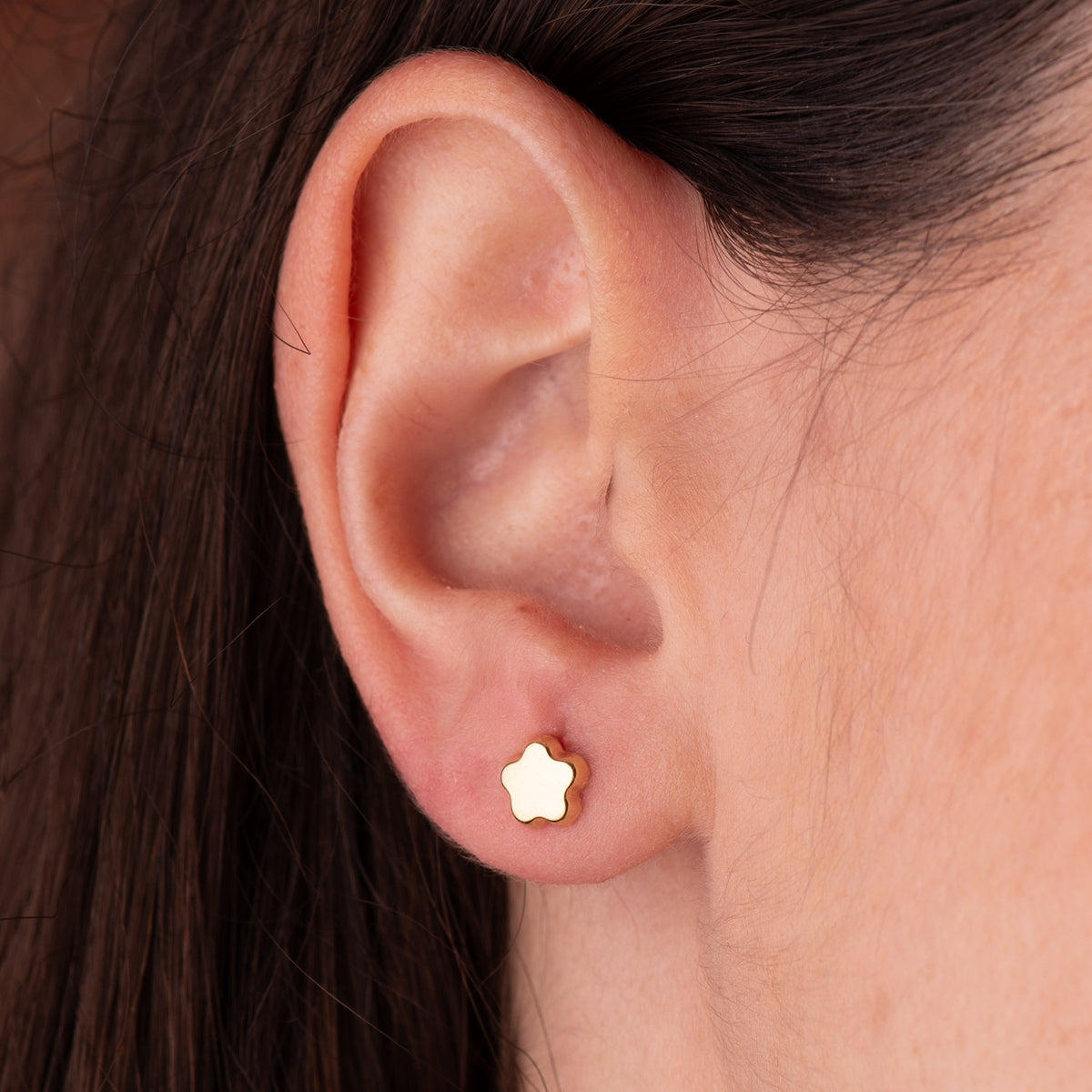 Pendientes Flor Lisa Brillo. 6 x 6 mm. Cierre Tuerca de oro amarillo 18K