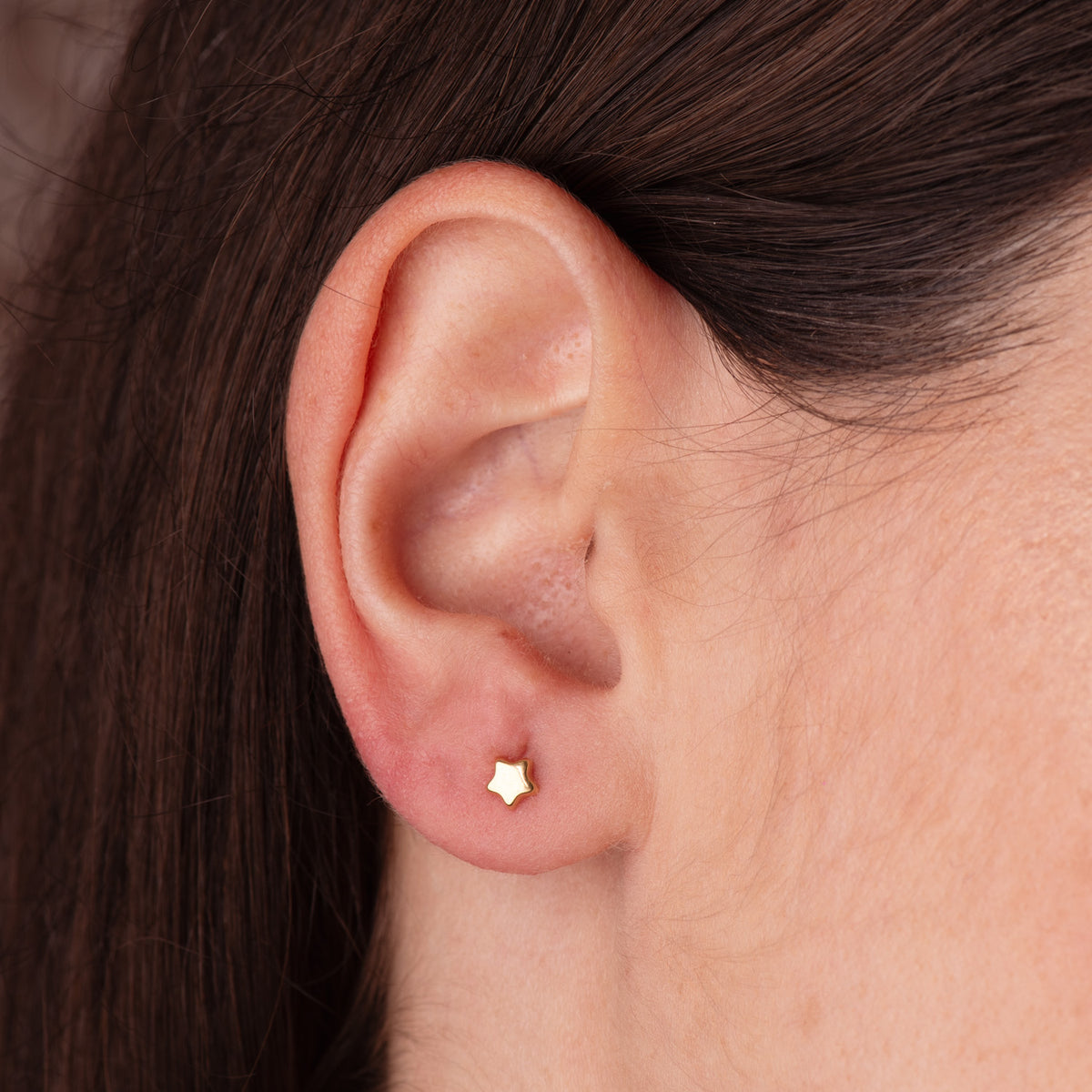 Pendientes Estrella Lisa 4,5 x 4,5 mm. Cierre Tuerca de oro amarillo 18K