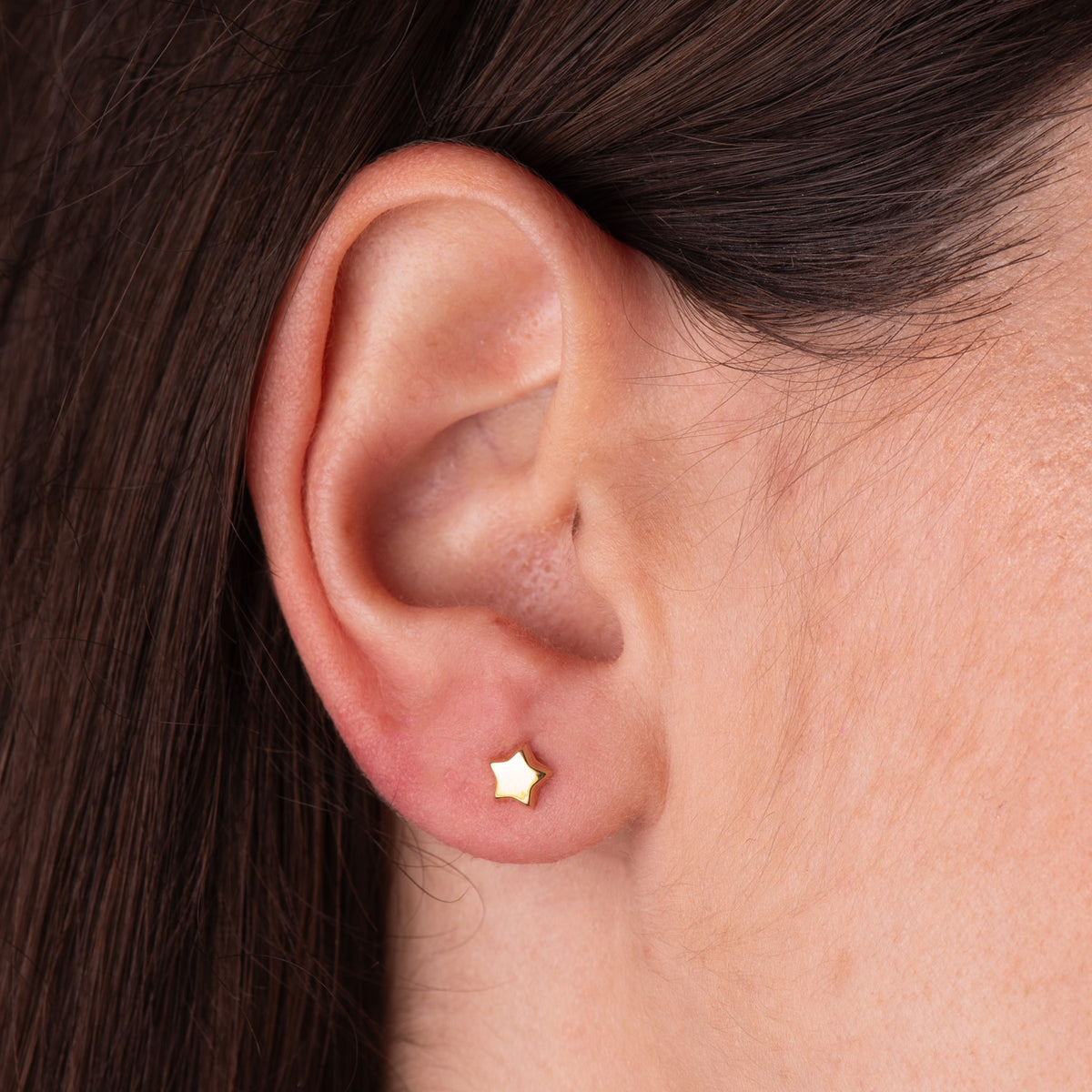 Pendientes Estrella Lisa 5,5 x 5,5 mm. Cierre Tuerca de oro amarillo 18K