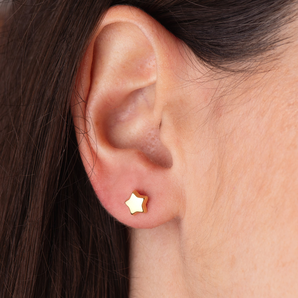 Pendientes Estrella Lisa 6,5 x 6,5 mm. Cierre Tuerca de oro amarillo 18K