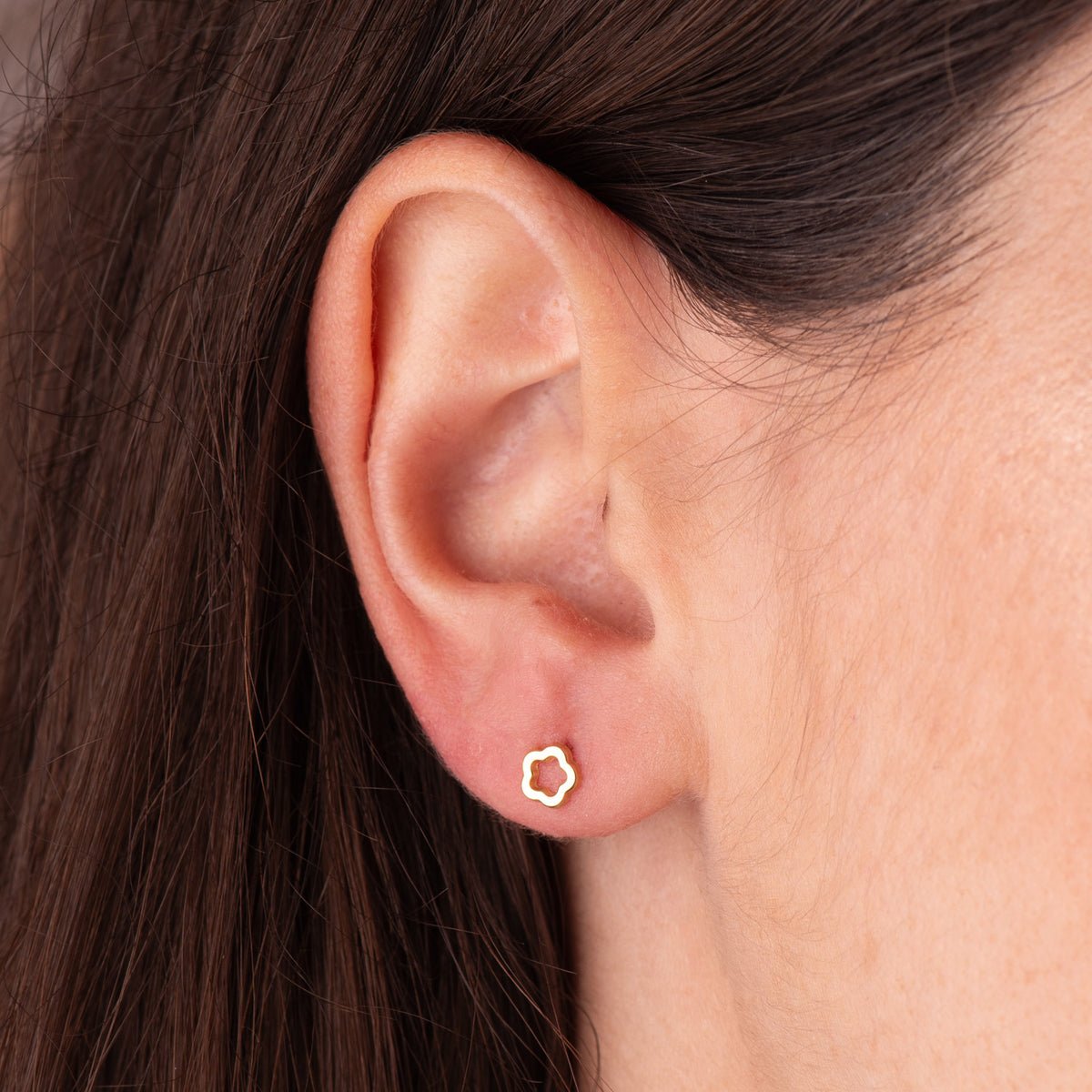 Pendientes Flor Brillo Calada 5 x 5 mm. Cierre Tuerca de oro amarillo 18K