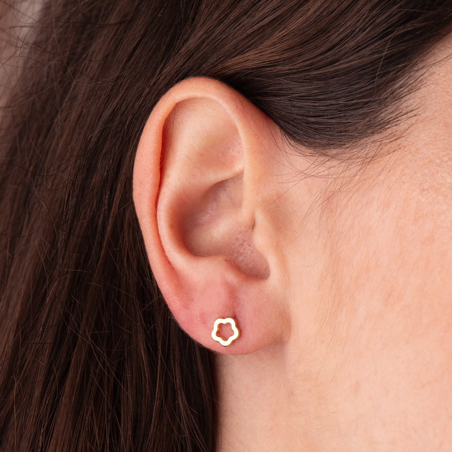 18K PENDIENTES ORO AMARILLO FLOR BRILLO CALADA 6 X 6 MM. CIERRE TUERCA