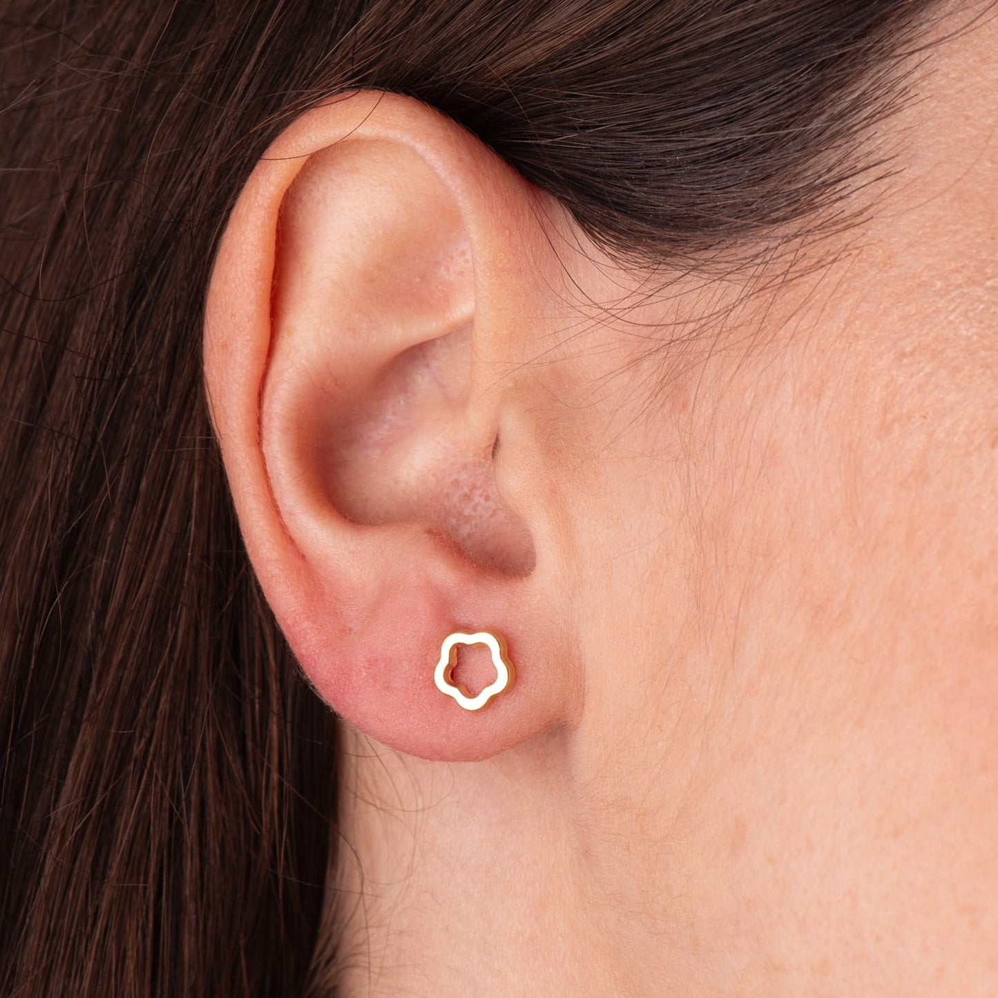 18K PENDIENTES ORO AMARILLO FLOR BRILLO CALADA 7 X 7 MM. CIERRE TUERCA