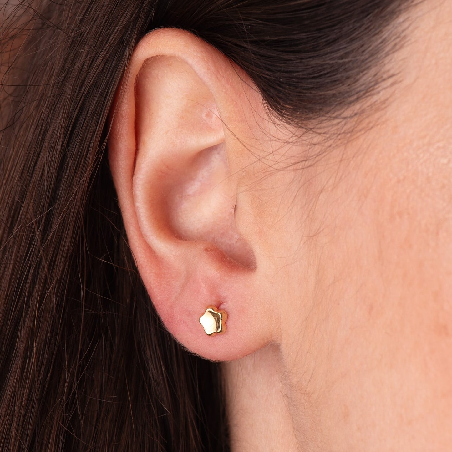 18K PENDIENTES ORO AMARILLO FLOR CONCAVO EN BRILLO 5X5 MM. CIERRE TUERCA