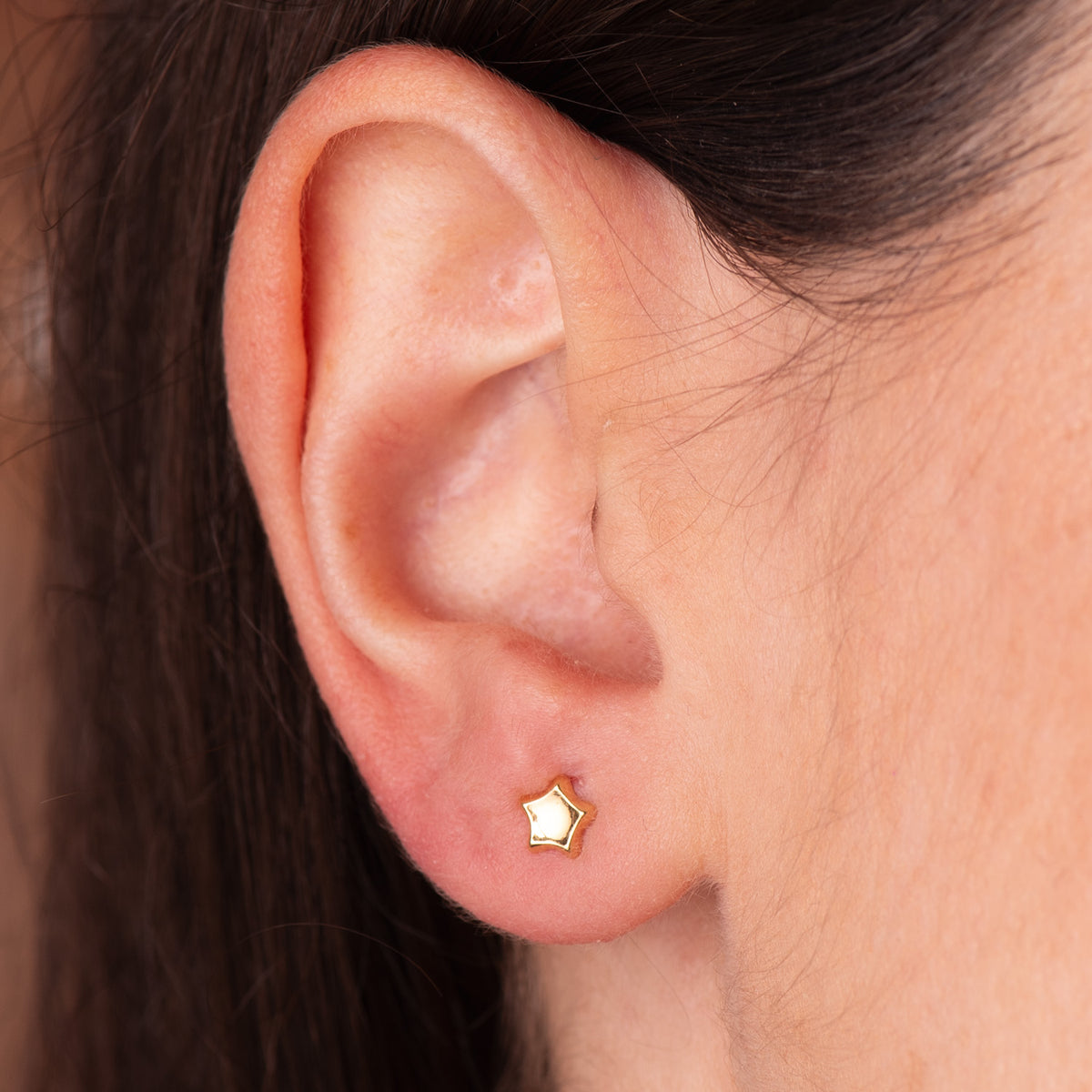 Pendientes Estrella Concavo en Brillo 5 x 5 mm. Cierre Tuerca de oro amarillo 18K