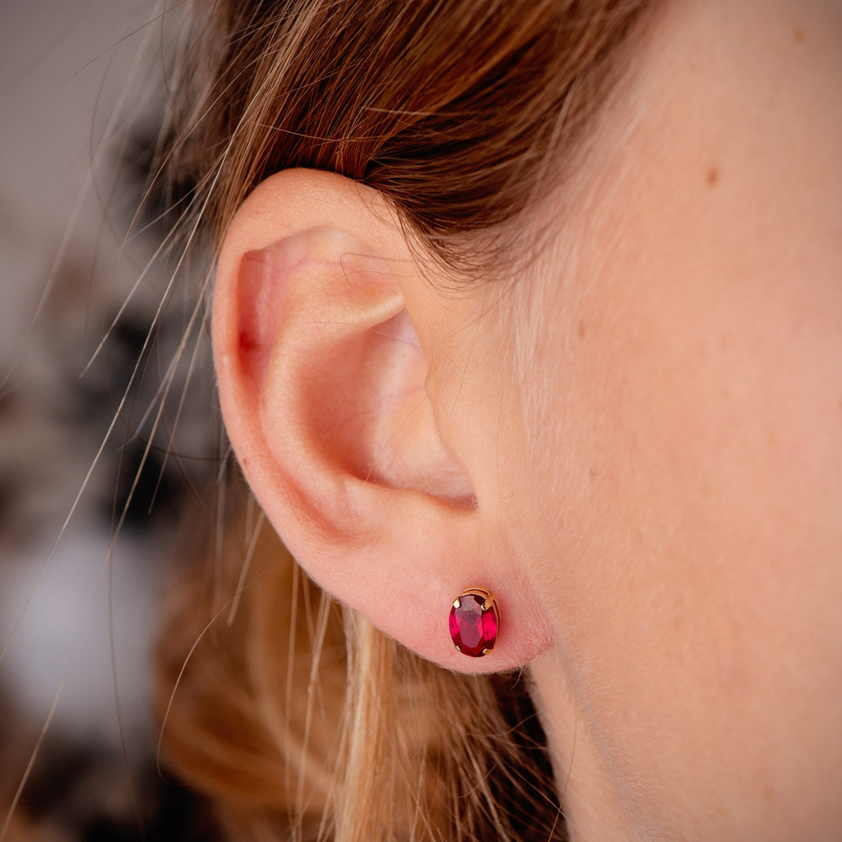 Pendientes Oval Piedra Roja 7 x 5 mm. de oro amarillo 18K
