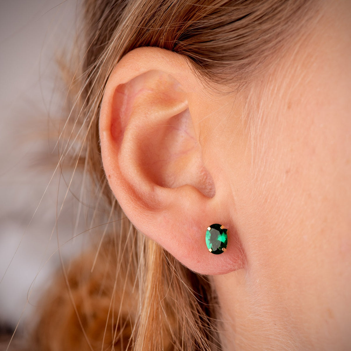 Pendientes Oval Piedra Verde 7 x 5 mm. de oro amarillo 18K