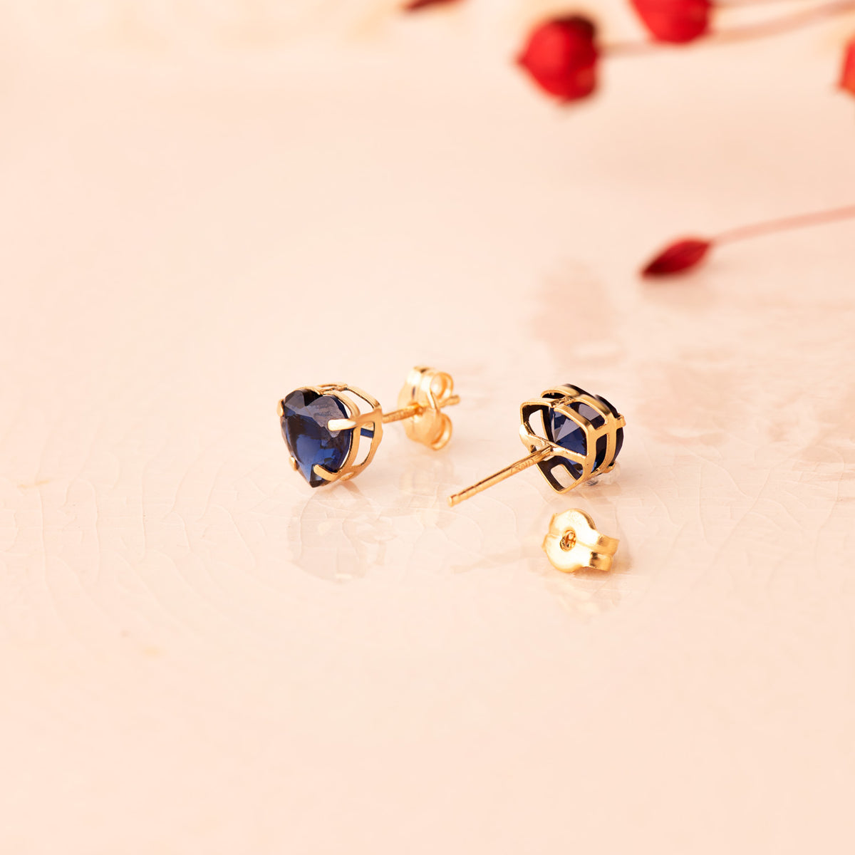 Pendientes Corazon Piedra Color Azul 6 x 6 mm. de oro amarillo 18K