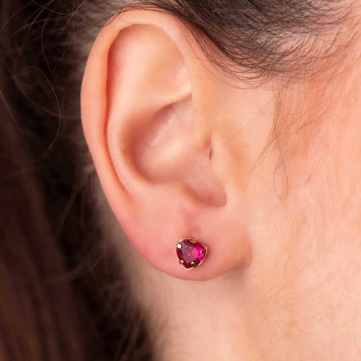 Pendientes Corazon Piedra Color Roja 6 x 6 mm. de oro amarillo 18K
