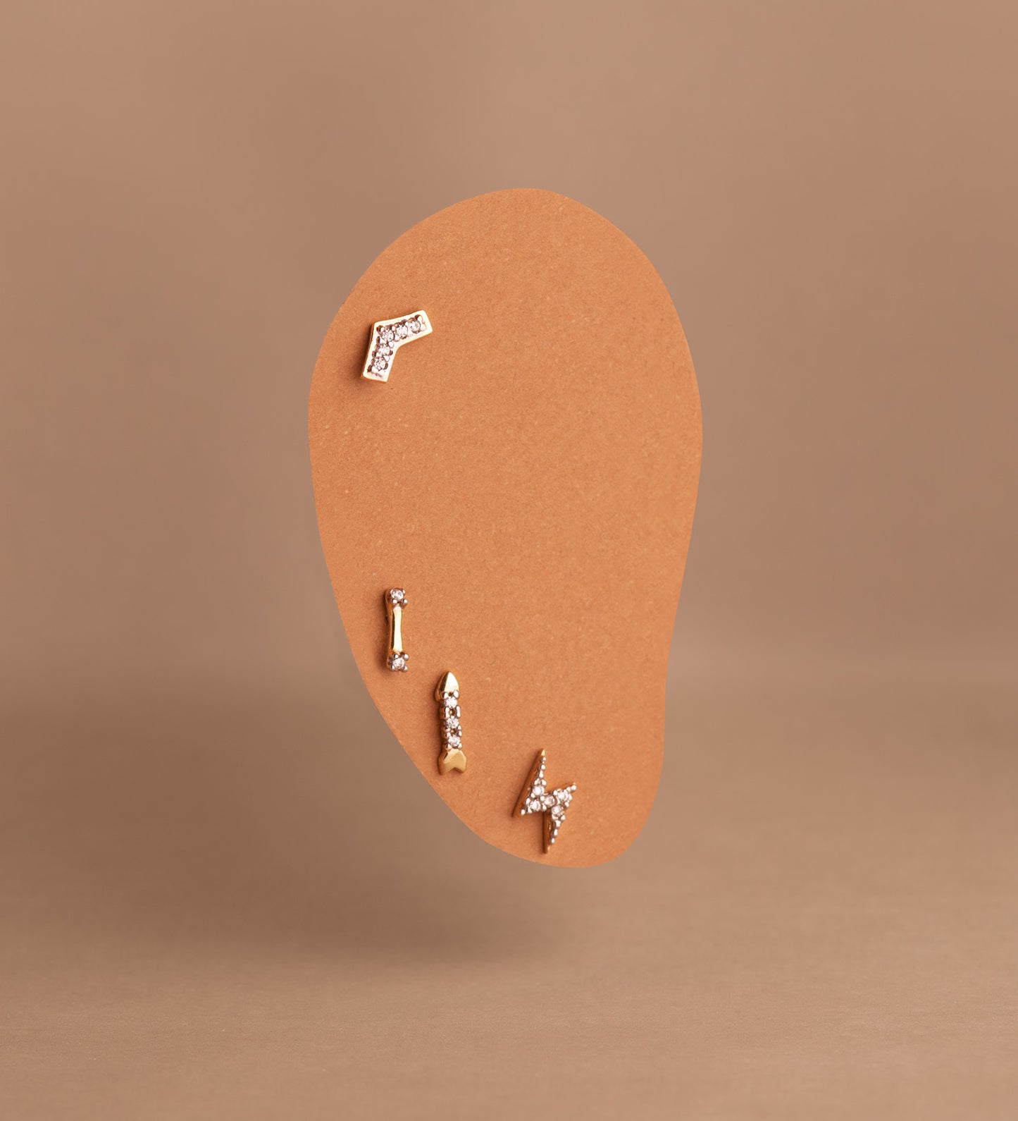 18K PIERCING ORO BICOLOR FLECHAS CON CIRCONITAS. MEDIDA: 8,5 X 3,5 MM. CIERRE TUERCA