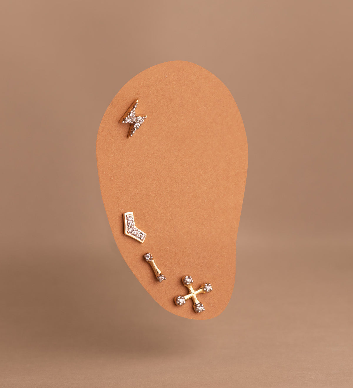 Piercing Bicolor Punta Flecha con Circonitas. Medida: 7 x 4 mm. Cierre Tuerca 18K