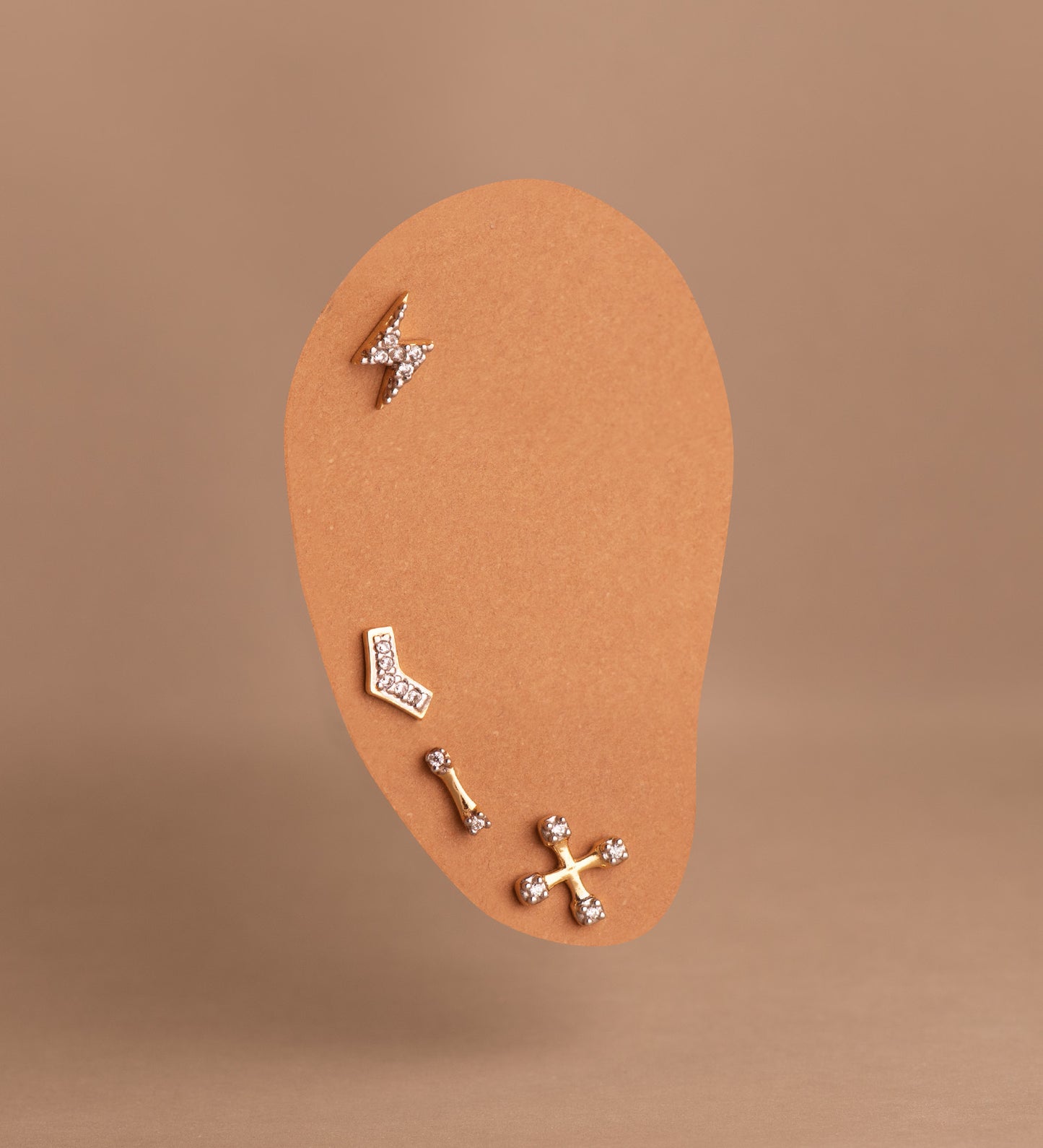 18K PIERCING ORO BICOLOR PUNTA FLECHA CON CIRCONITAS. MEDIDA: 7X4 MM. CIERRE TUERCA