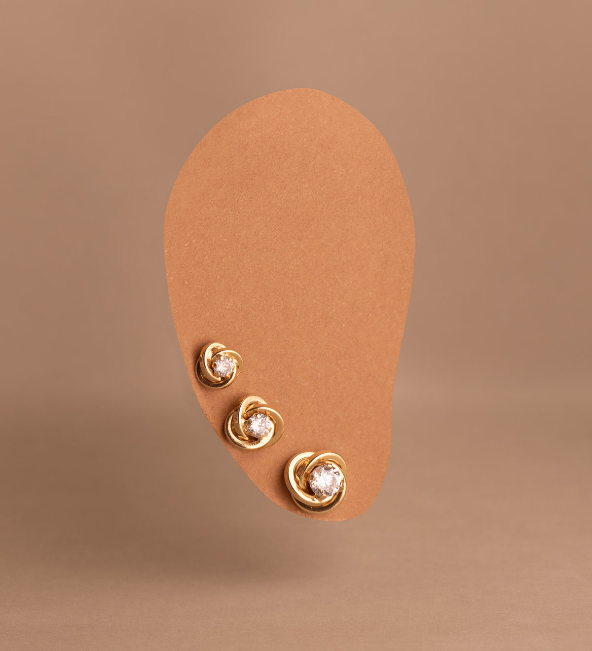 Pendientes Nudo con Circonita. Medida: 7 x 7 mm. de oro amarillo 18K