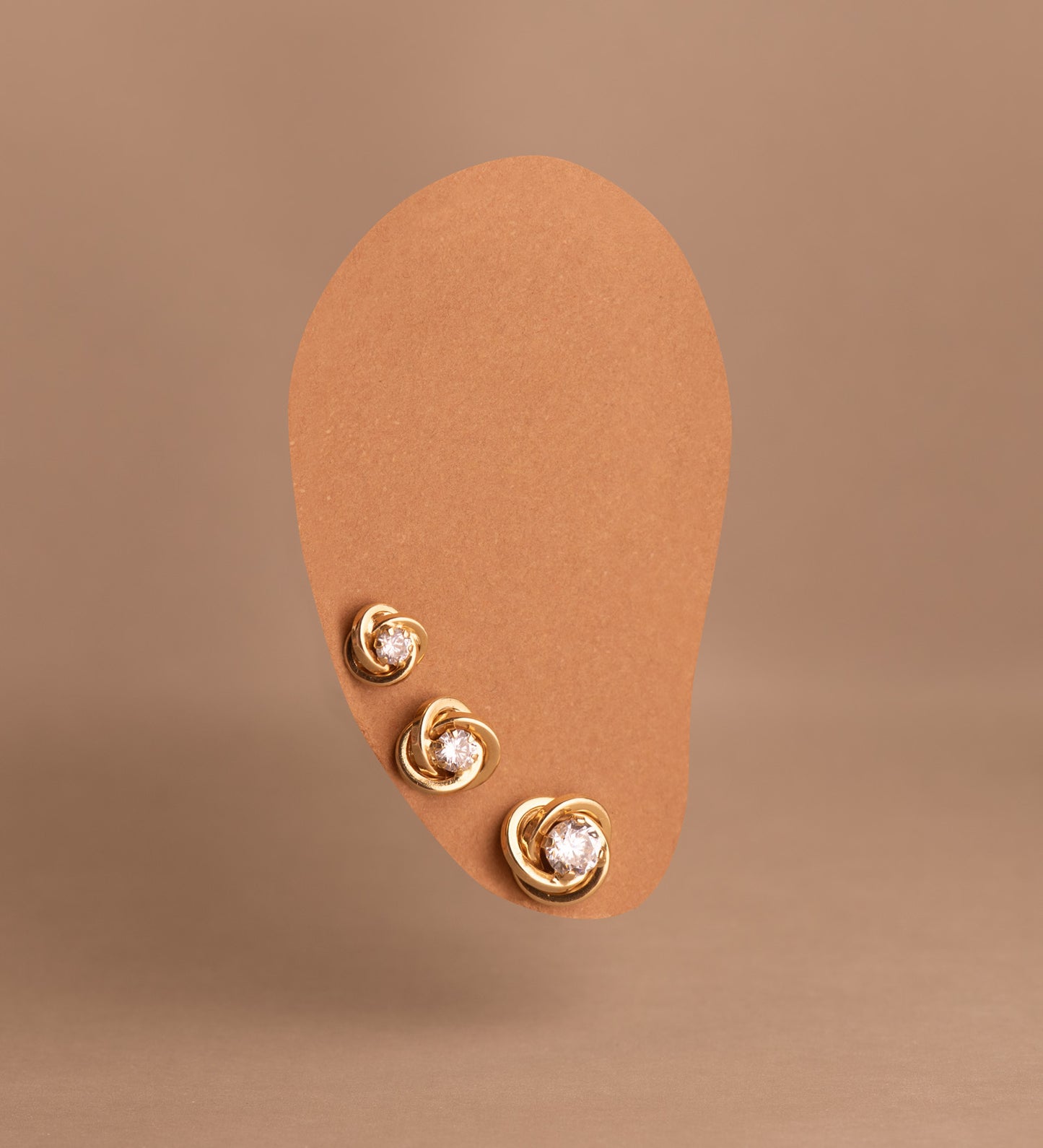 18K PENDIENTES ORO AMARILLO NUDO CON CIRCONITA. MEDIDA: 8X8 MM. CIERRE TUERCA