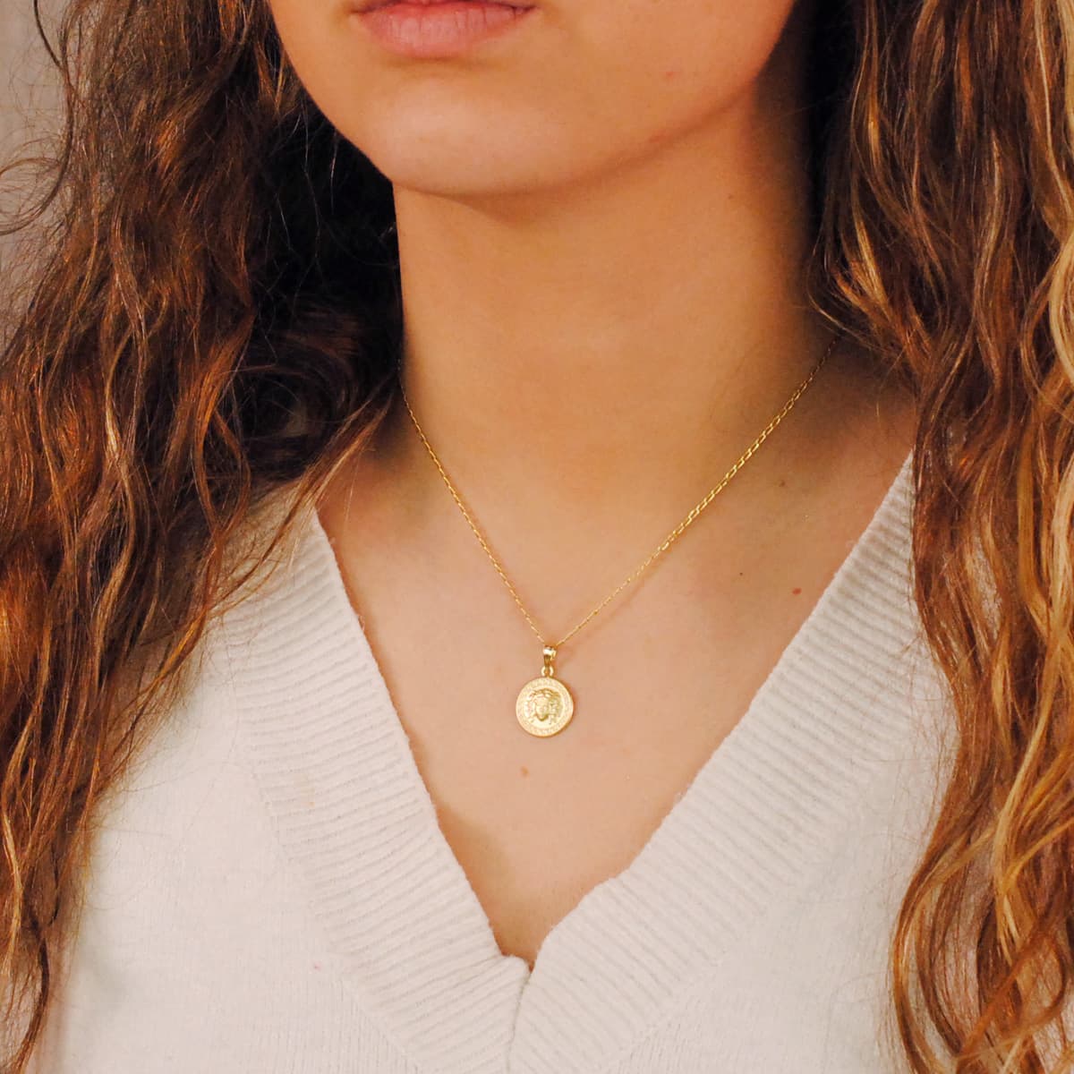 18K MEDALLA ORO AMARILLO MEDUSA CON BORDE DE GRECA MATIZADA 15 MM