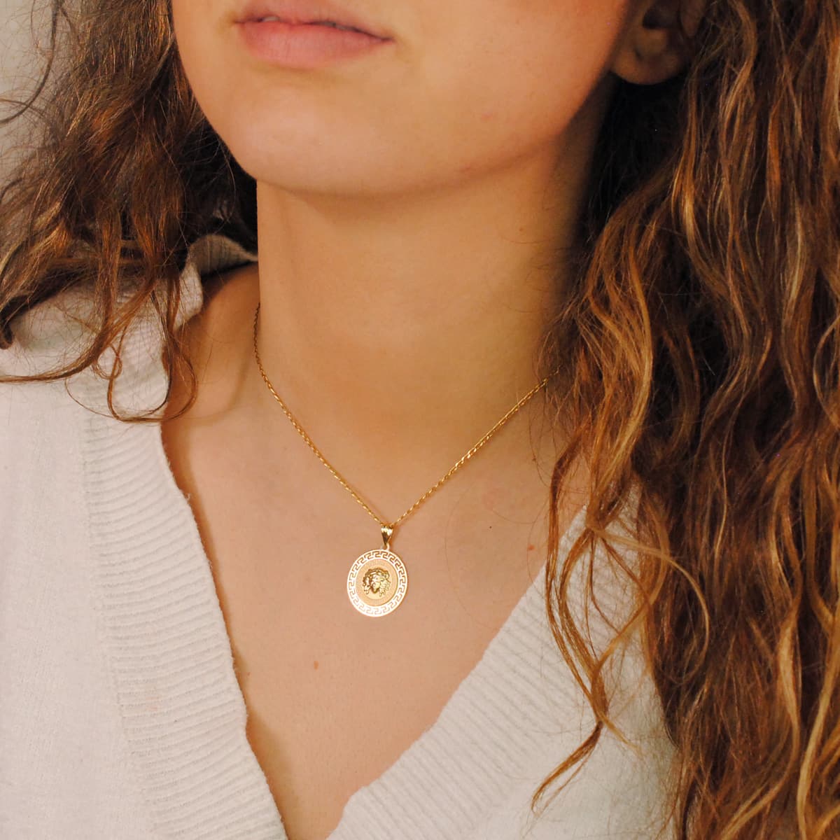 Medalla Medusa con Borde Calada y Greca Matizada 20 mm de oro amarillo 18K