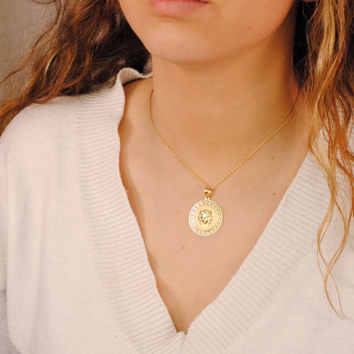 18K MEDALLA ORO AMARILLO MEDUSA CON BORDE CALADA Y GRECA MATIZADA 27 MM
