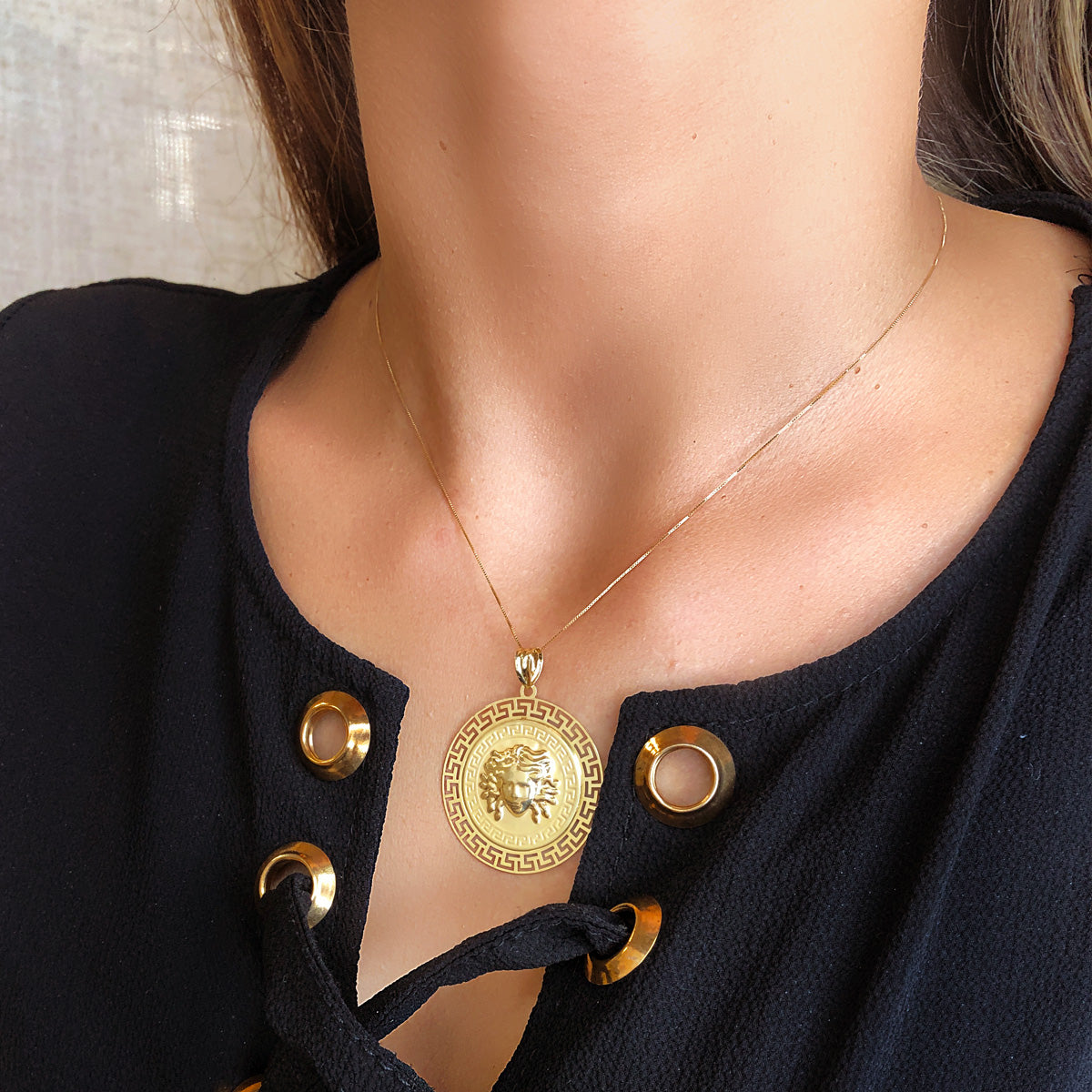 18K MEDALLA ORO AMARILLO MEDUSA CON BORDE CALADA Y GRECA MATIZADA 33 MM