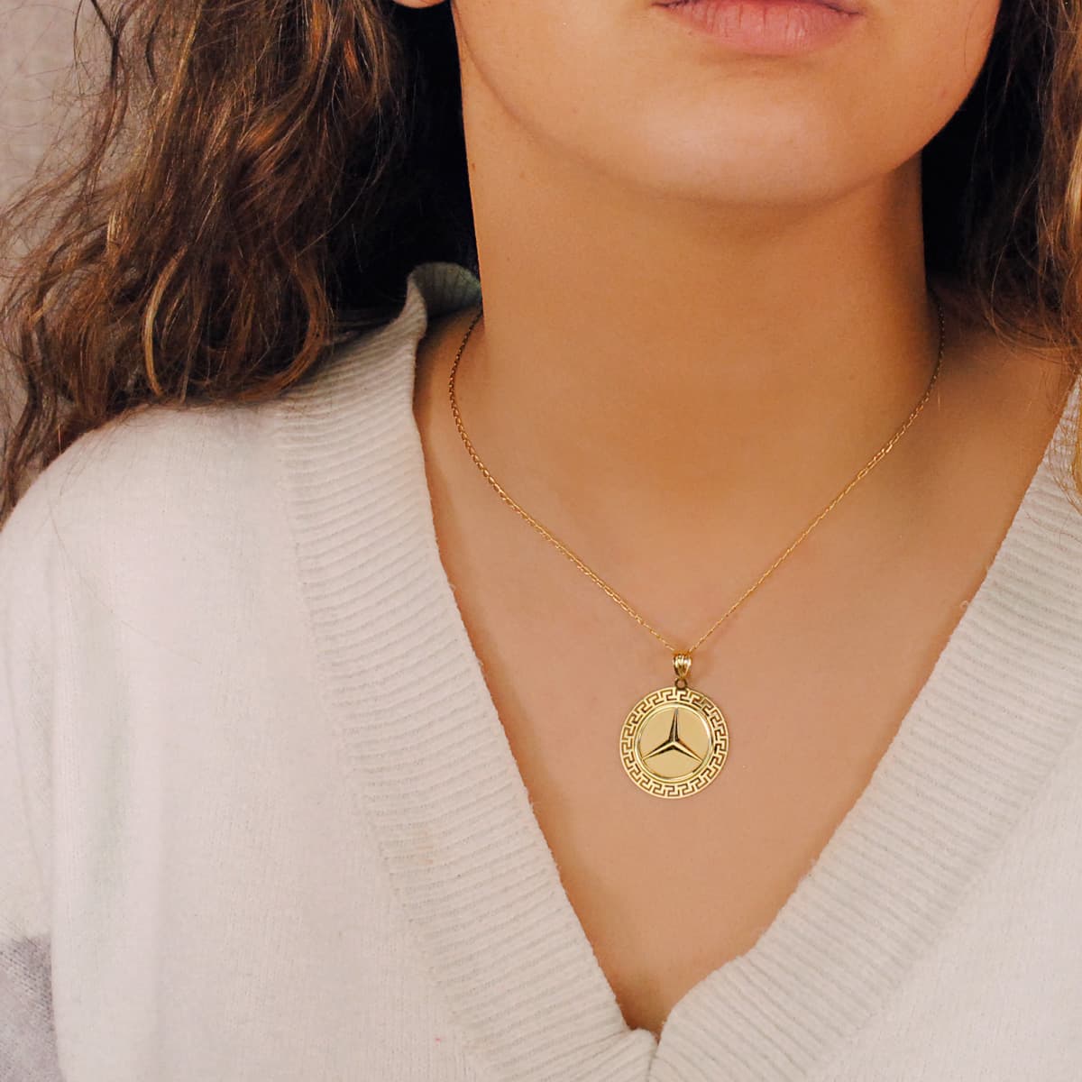 Medalla Estrella Tres Puntas con Borde de Greca Calada. 27 mm de oro amarillo 18K
