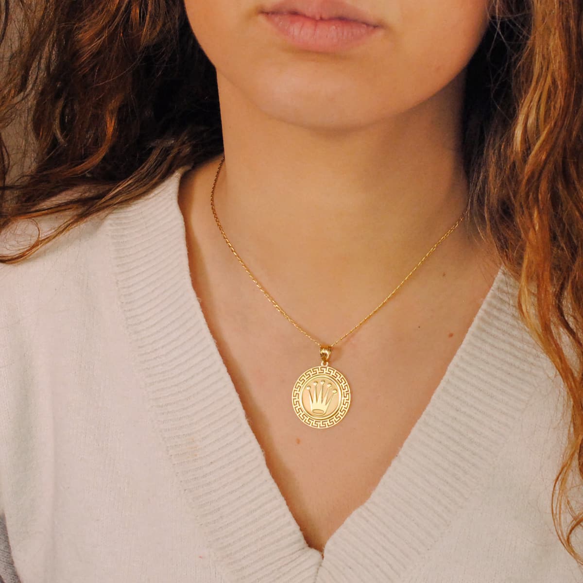 Medalla Corona con Borde de Greca Calada. 27 mm de oro amarillo 18K