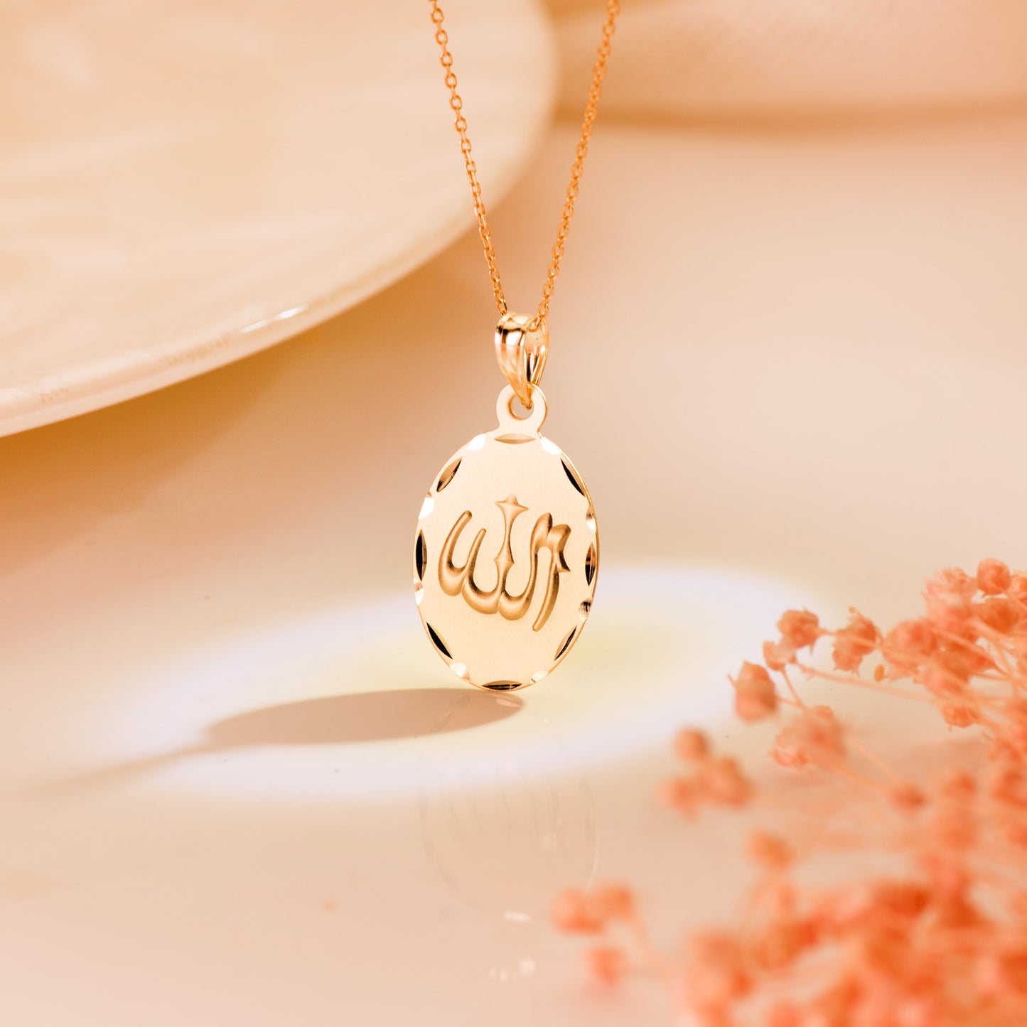 Medalla Ala Es Grande Oval Tallada y Matizada 22 x 14 mm de oro amarillo 18K