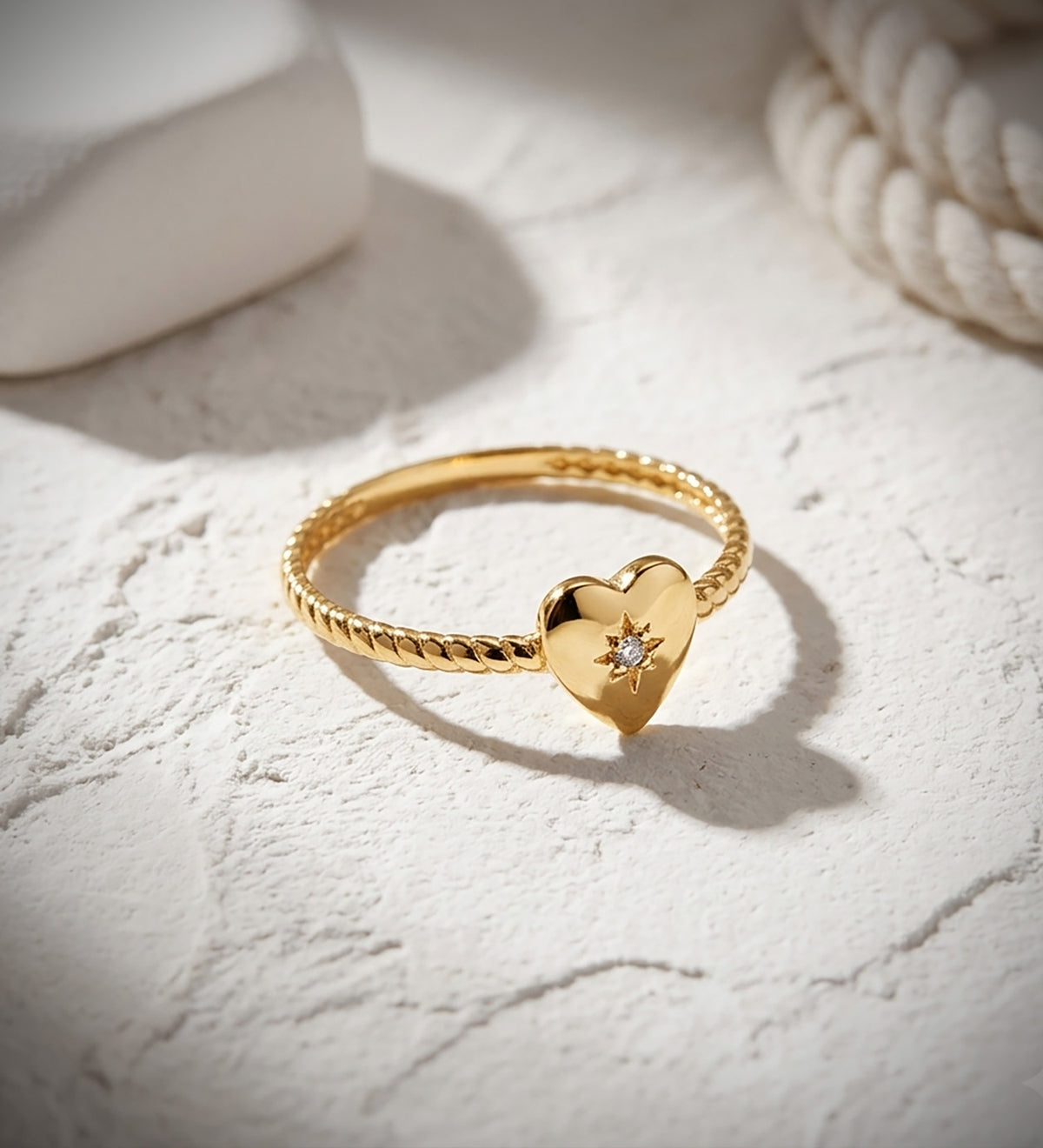 Sortija Corazon con Diamante Laboratorio Talla Brillante 0,008 Qt. Vs2 - G C. Amor de oro amarillo 18K