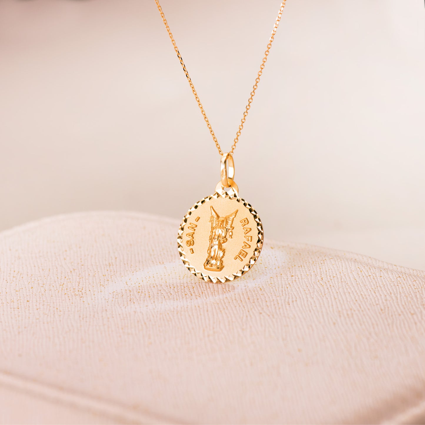 Medalla San Rafael Tallada 20 mm de oro amarillo 18K