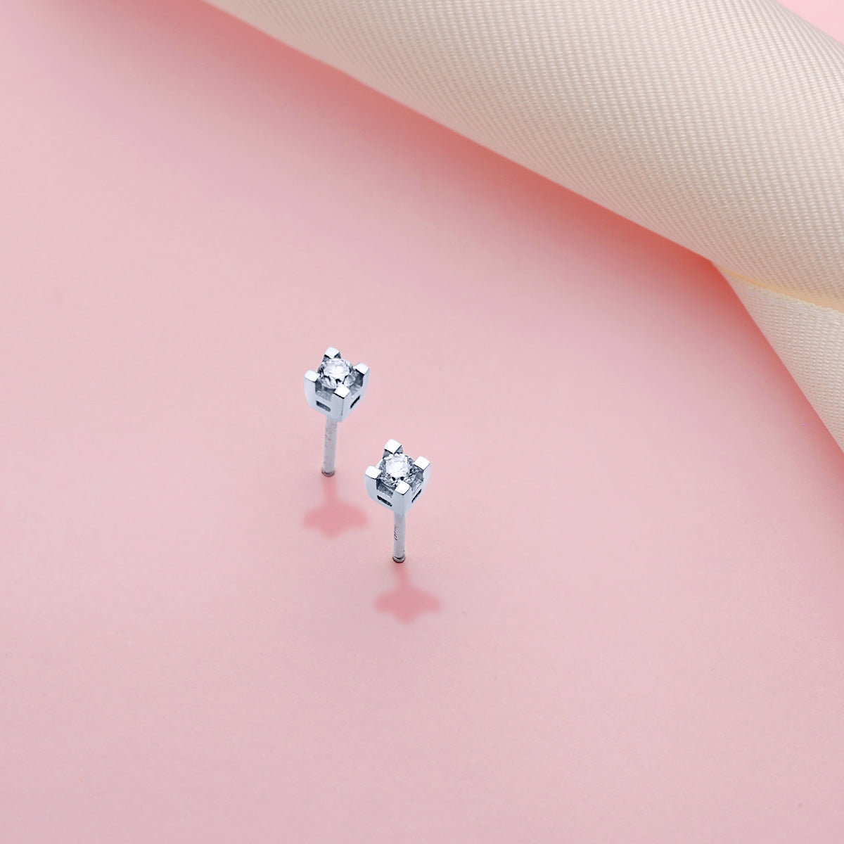 18K PENDIENTES ORO BLANCO DIAMANTES LABORATORIO TALLA BRILLANTE 2,75 MM 0,20 QTS VS2-G. MEDIDA: 3,5X3,5 MM. PRESION