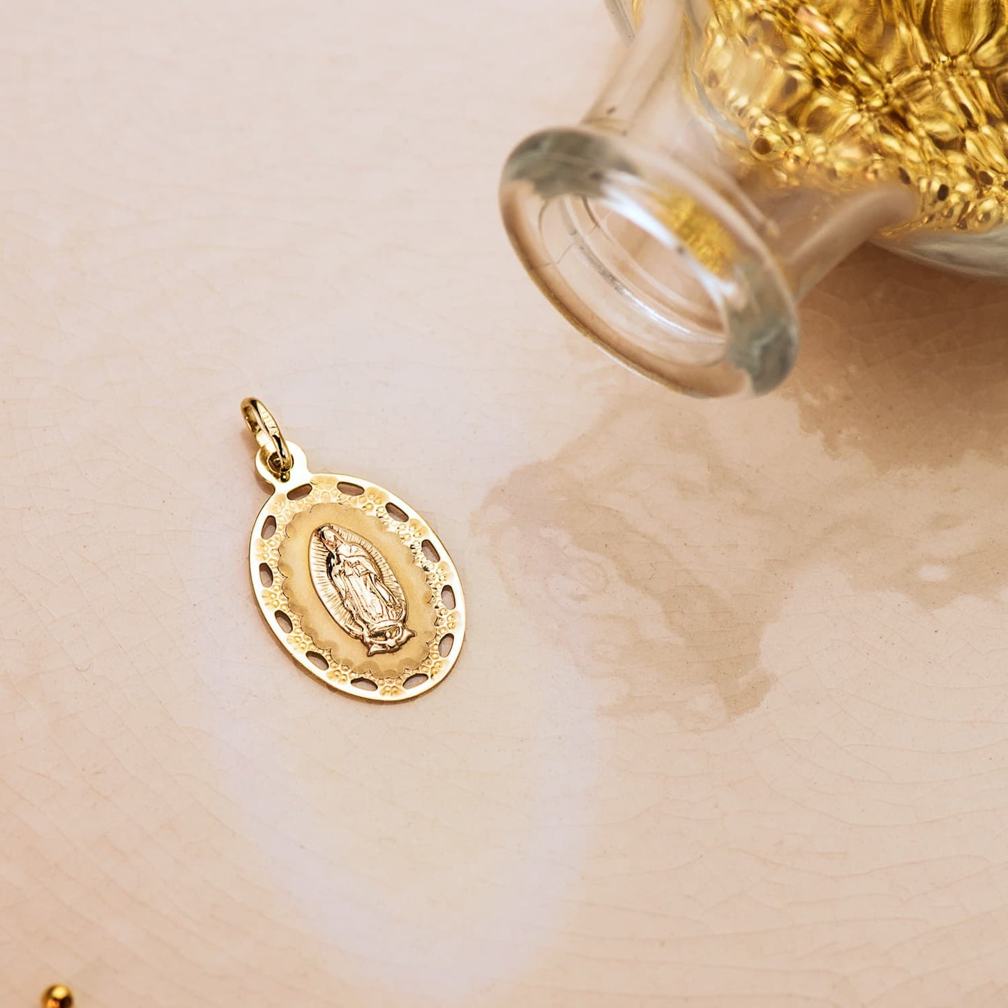 18K MEDALLA ORO AMARILLO VIRGEN DE GUADALUPE CERCO CALADO 23X14 MM