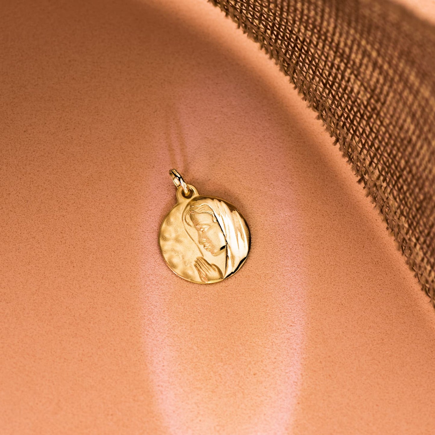 9K MEDALLA ORO AMARILLO VIRGEN MARIA " REINA DE LOS CIELOS " 16 MM