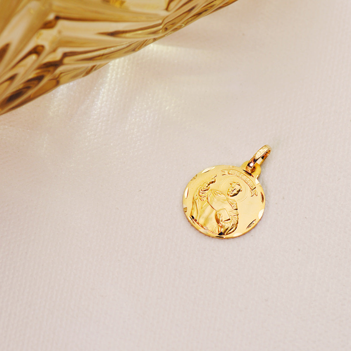 Medalla San Vicente Ferrer Tallada 14 mm de oro amarillo 18K