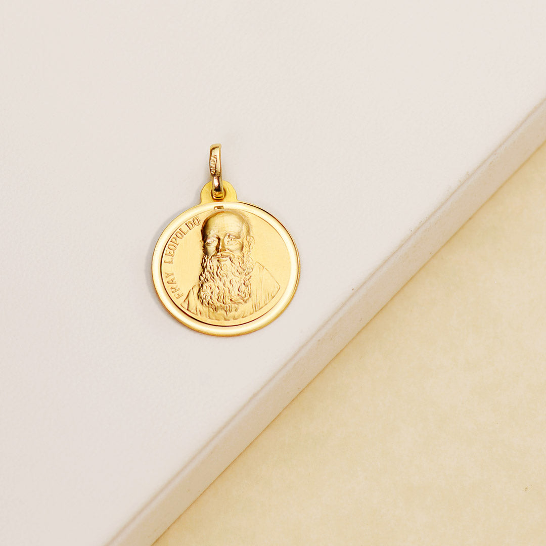 Medalla Fray Leopoldo Bisel 18 mm de oro amarillo 18K