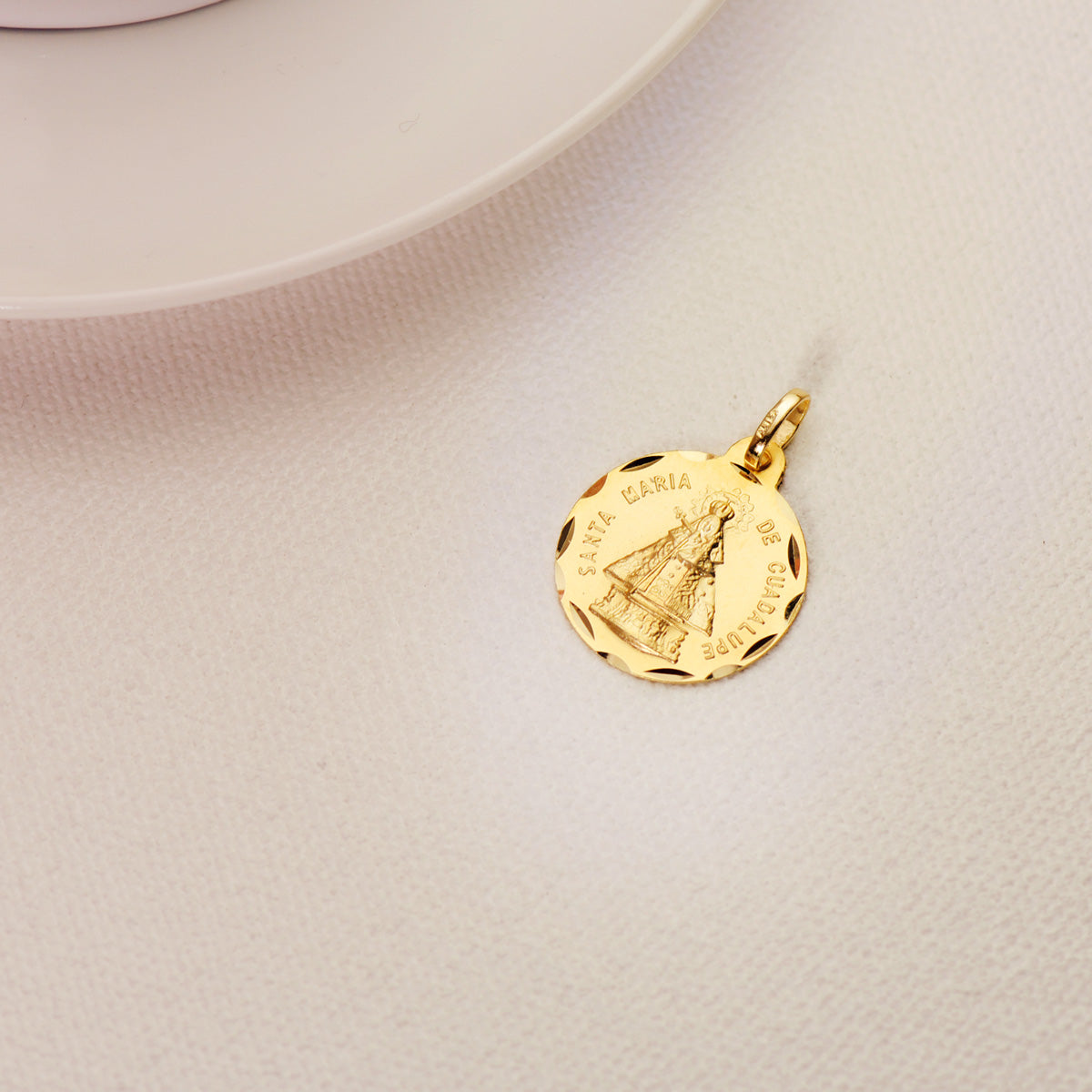 18K MEDALLA ORO AMARILLO VIRGEN SANTA MARIA DE GUADALUPE TALLADA 18 MM