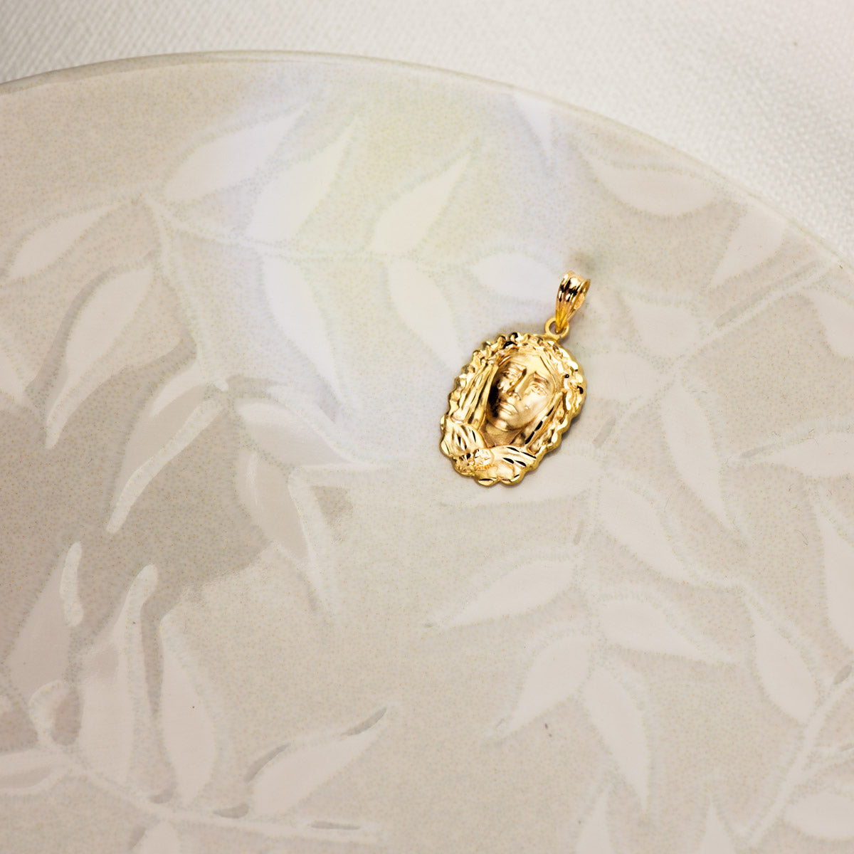 Medalla Silueta Virgen Maria de la O 22 x 15 mm Tallada de oro amarillo 18K