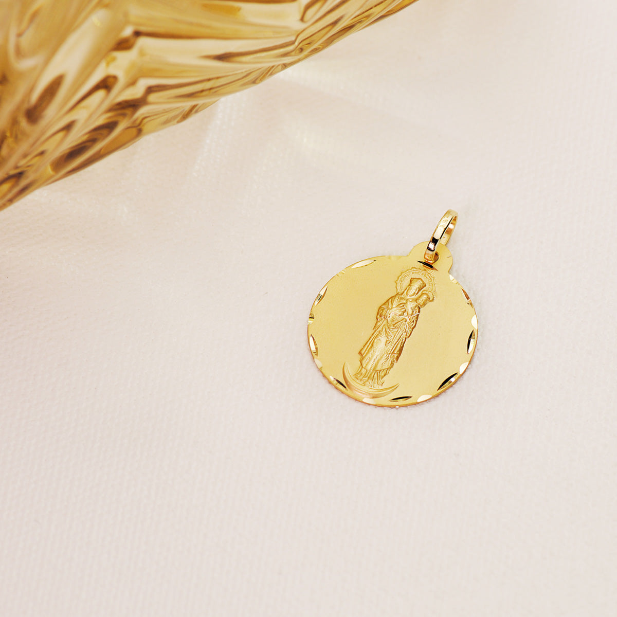 Medalla Virgen de la Almudena Tallada 22 mm de oro amarillo 18K