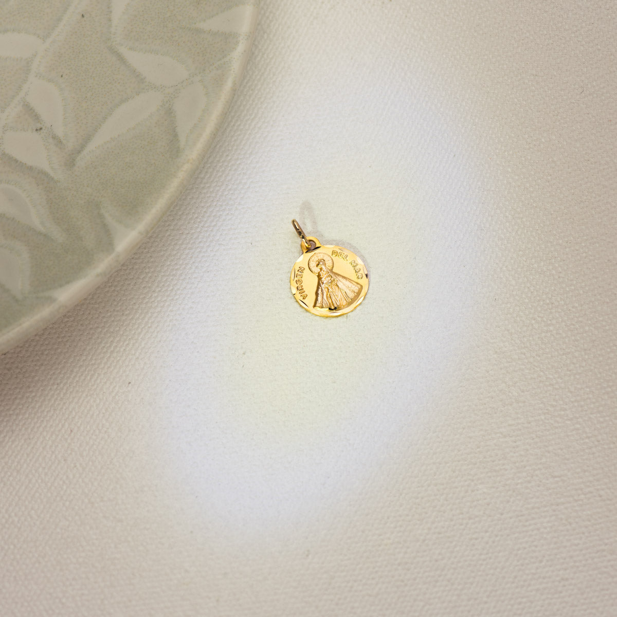 Medalla Nuestra Señora Virgen del Mar 14 mm Tallada de oro amarillo 18K