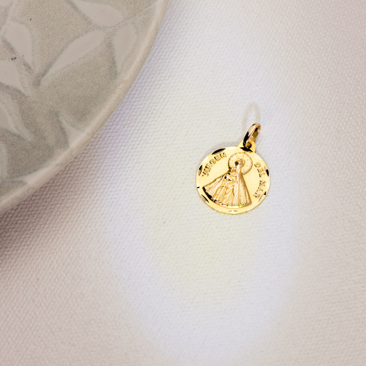 18K MEDALLA ORO AMARILLO VIRGEN DEL MAR TALLADA 18 MM