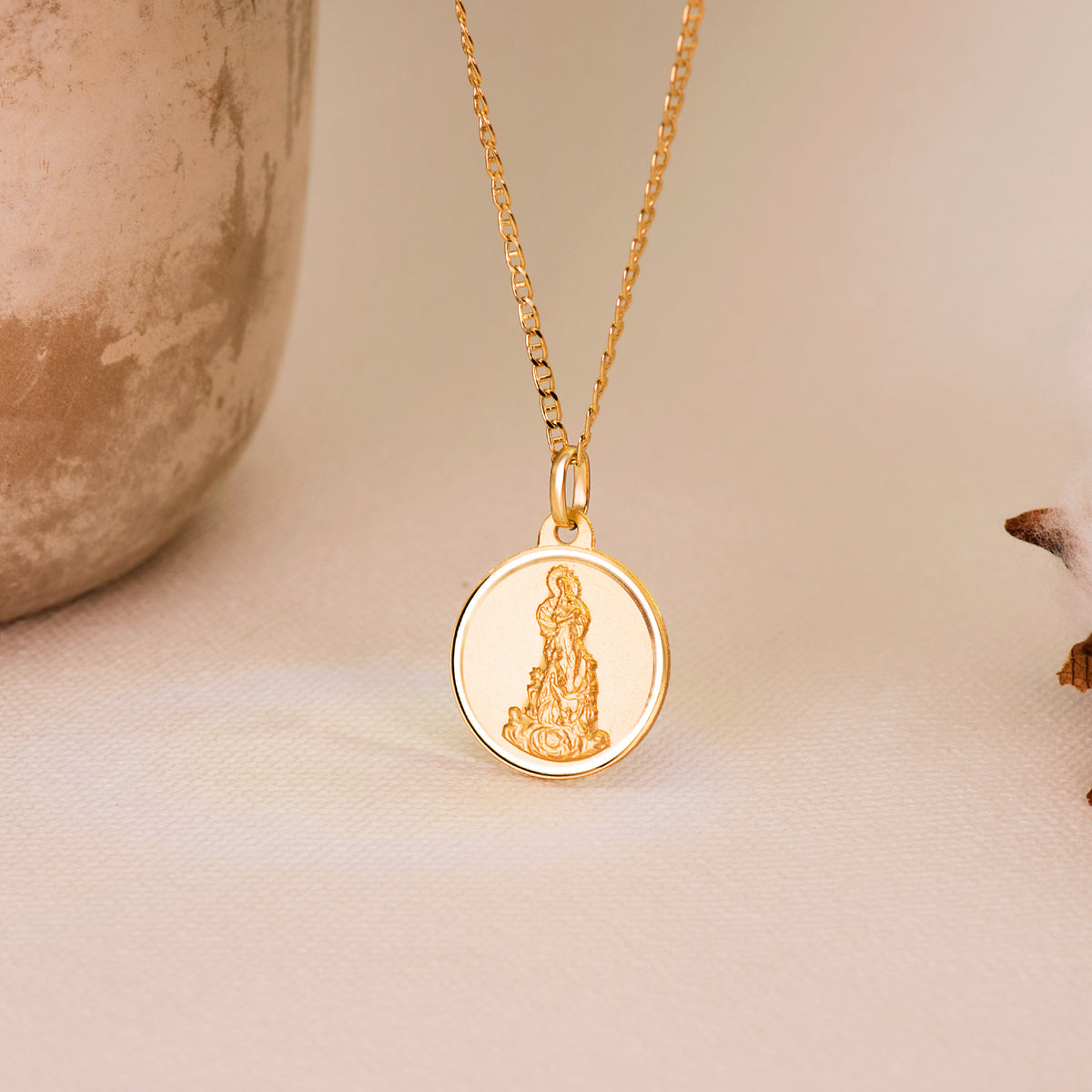 Medalla Virgen del Saliente 18 mm de oro amarillo 18K