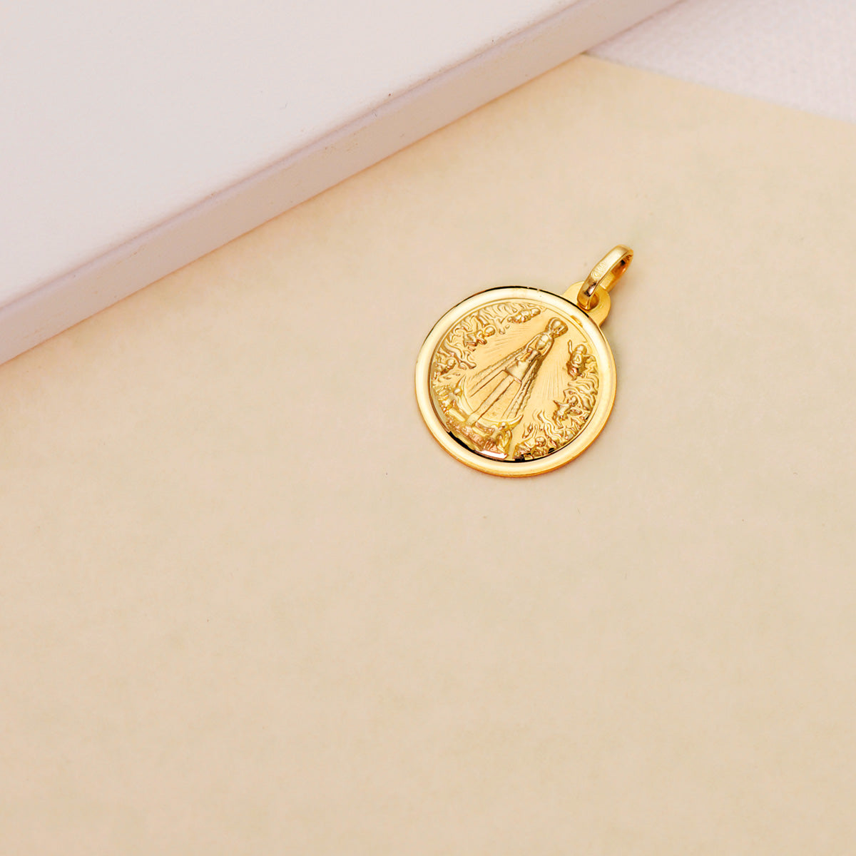 Medalla Virgen Nuestra Señora de Begoña Bisel 18 mm de oro amarillo 18K