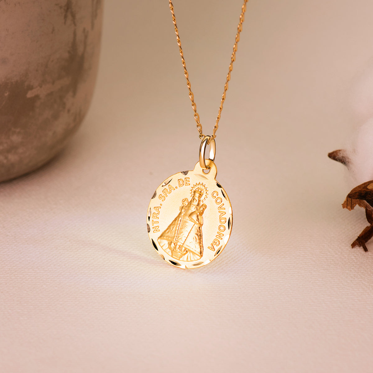 Medalla de la Virgen de Covadonga 22 mm Tallada de oro amarillo 18K