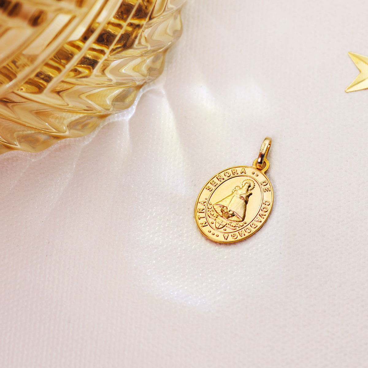 Medalla Escapulario Virgen Covadonga y Cruz de la Victoria 20 x 14 mm de oro amarillo 18K
